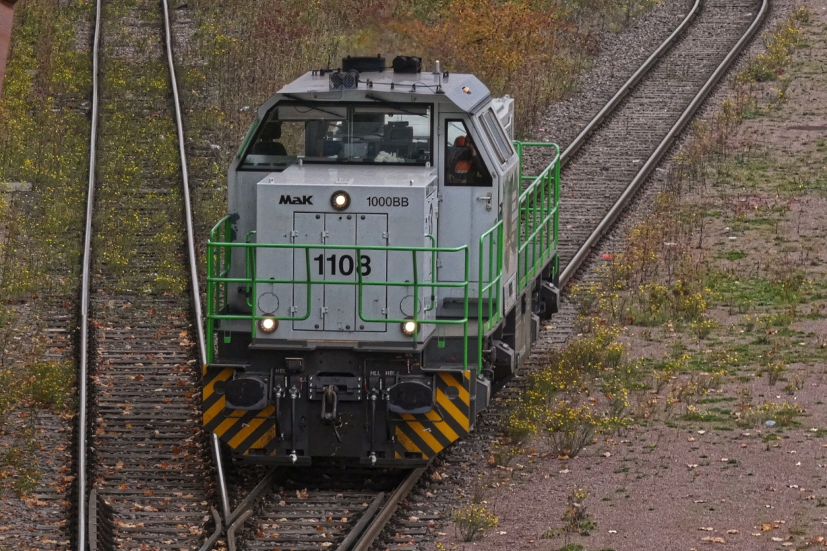 CFL Cargo Lok 1108, 92 80 1271 003-6 D-ATLU, Typ G 1000 BB; EBA 02G23 K003, Spurweite: 1435 mm; gebaut 2003 Fabriknr. 1001461; Bauart: B’B‘-dh; L 14,13 m; Gewicht 80 t; Bremsen Bau Art: KE GZ mZ. Aufgenommen vom Veldukt in Esch Belval. 16.10.2025