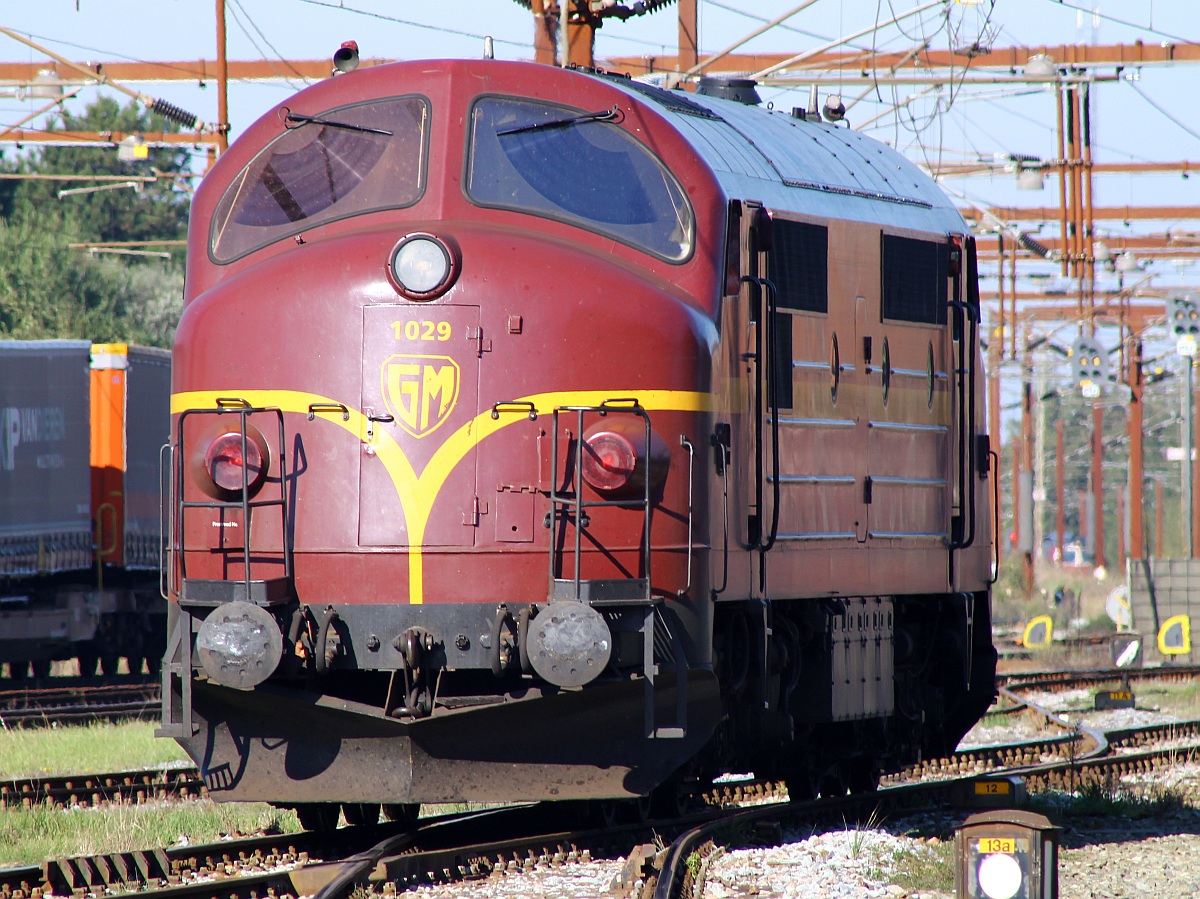 CFL Cargo/DK Litra MX 1029 dieselt hier zur Tankstelle die sich beim DB Schenker Zentrum befindet. Padborg 03.10.2013 