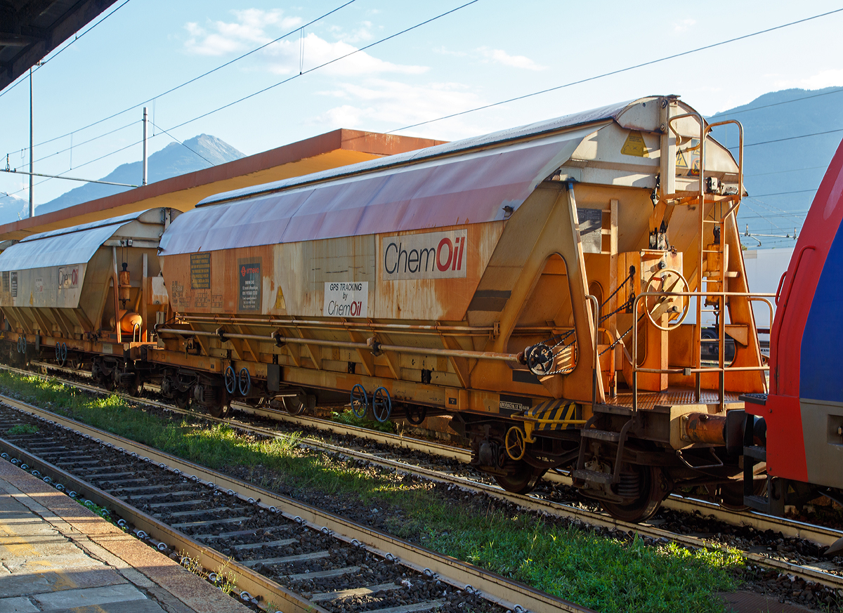 ChemOil Drehgestell-Sch�ttgutwagen mit dosierbarer Schwerkraftentladung 33 87 0658 296-6 F-ERSA, Gattung Tapps, der Vermietungsfirma ERMEWA SAS, am 16.09.2017 im Zugverband in Bf. Domodossola.