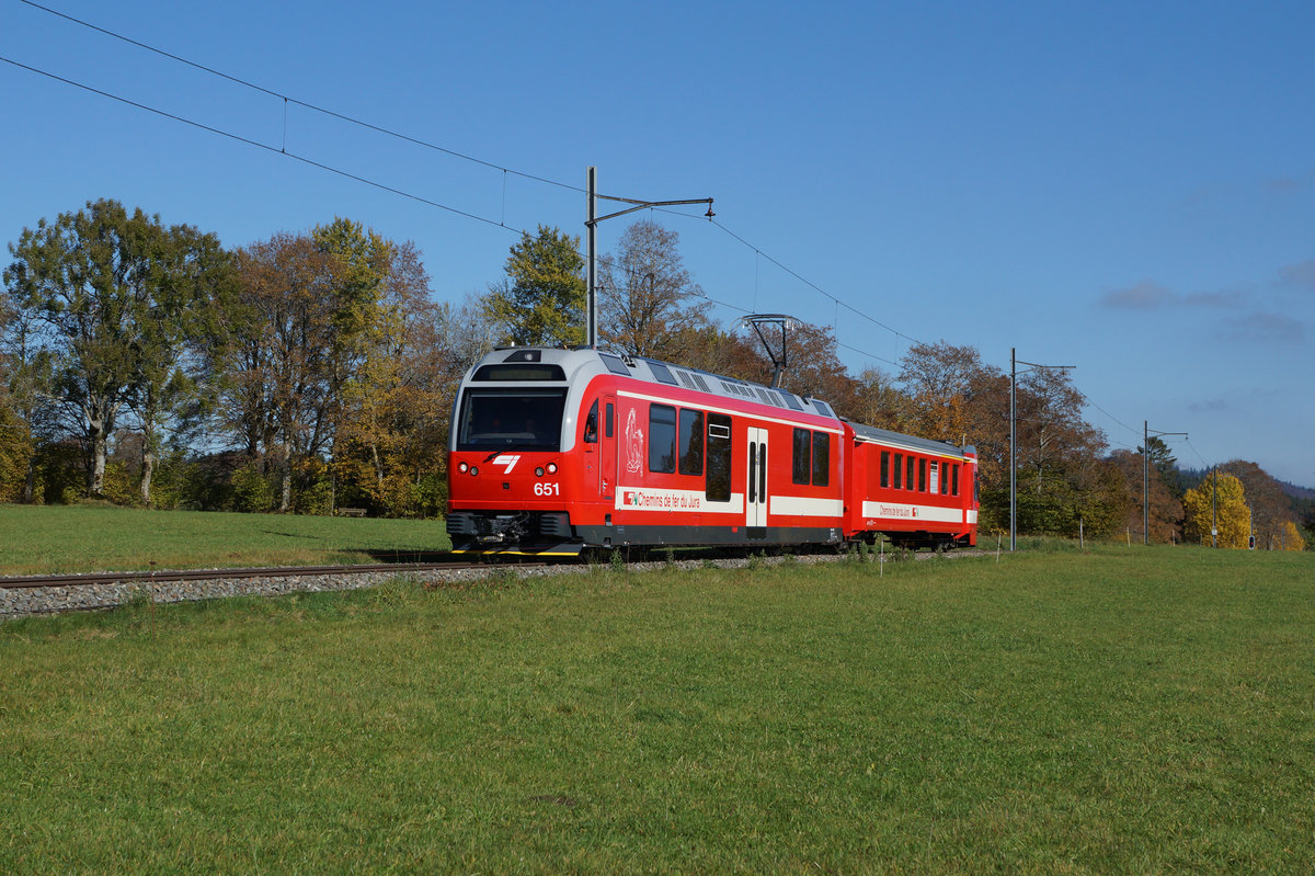 CJ: Der erste neue Be 4/4 651 von Stadler Rail in herbstlicher Umgebung im sonnigen Jura am 27. Oktober 2016.
Foto: Walter Ruetsch