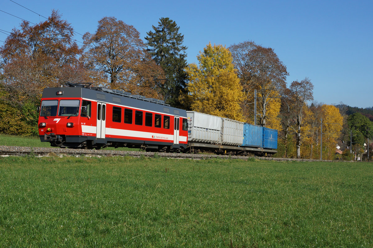 CJ/AB/FW: Was bei der AB ausrangiert und verschrottet werden sollte leistet bei der CJ noch wertvolle Dienste im Güter- und Personenverkehr. Noch immer eine flotte Erscheinung ist der bunte Kehrichtzug mit dem Be 4/4 617 bei herbstlicher Stimmung (27.10.2016).
Foto: Walter Ruetsch