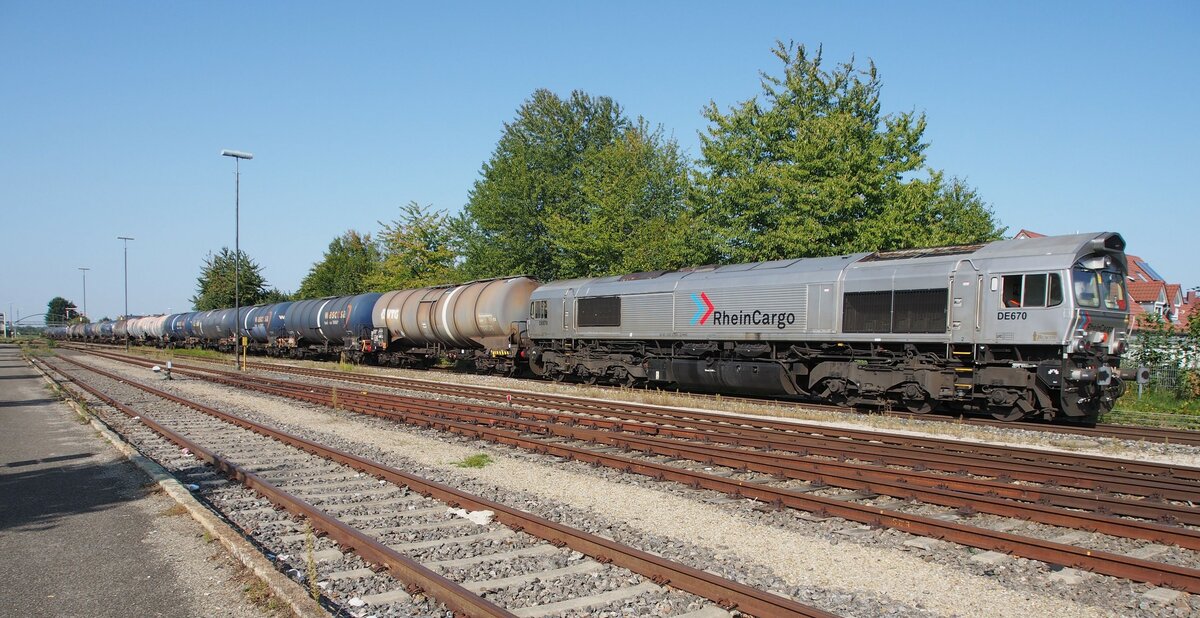 Class 66 DE 670 Rhein-Cargo mit Kesselwagenzug in V�hringen am 18.09.2020.
