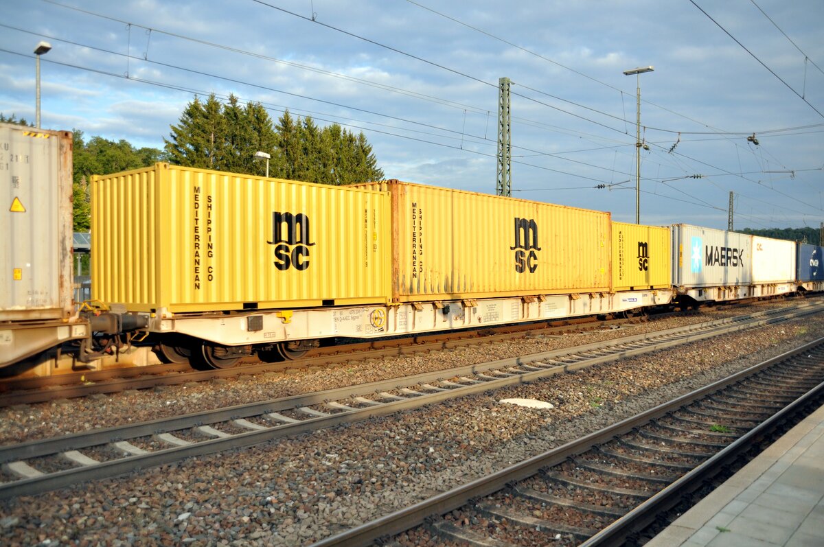Containerwagen Sggnss 37 80 4576 234-1 TEN D-AAEC mit 2x 20ft und 1x 40ft Containern von Mediterranean Shipping Co beladen, in Amstetten bei der Durchfahrt aufgenommen am 11.09.2022.
