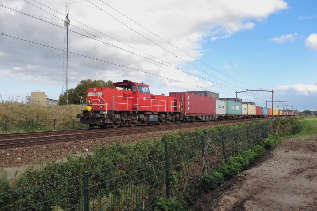Containerzug mit 6430 durchfahrt Tilburg-Reeshof am 15 Oktober 2021.