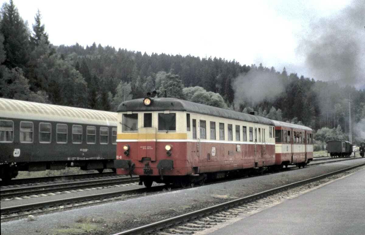 CSD M 262.0 (ab 1988 BR 830) Baujahre 1949 - 1960 von Vagonka Studenka Bo'2' mit elektrischer Kraft�bertragung; Ausmusterung 2011, in Bayerisch Eisenstein am 02.09.2000.