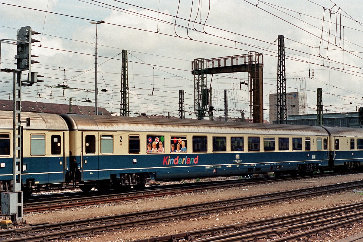 D-DB  Kinderland  61 80 29-94 174-5 Bpmz M�nchen Hbf in den 80zigern
