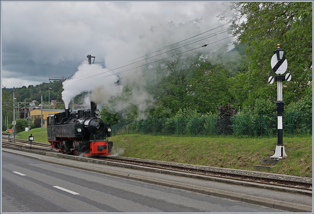 Da die B-C Lokführer immer sehr exakt bis zum notwendigen Punkt fahren hier die Einfahrweiche von Blonay, gelingt es kaum, die in Blonay rangierende Lok mit der passenden Hippschen Wendeschiebe zu fotografieren, wie dieses (Versuchs)-Bild mit der B-C G 2x 2/2 105 zeigt. 

14. Juni 2020