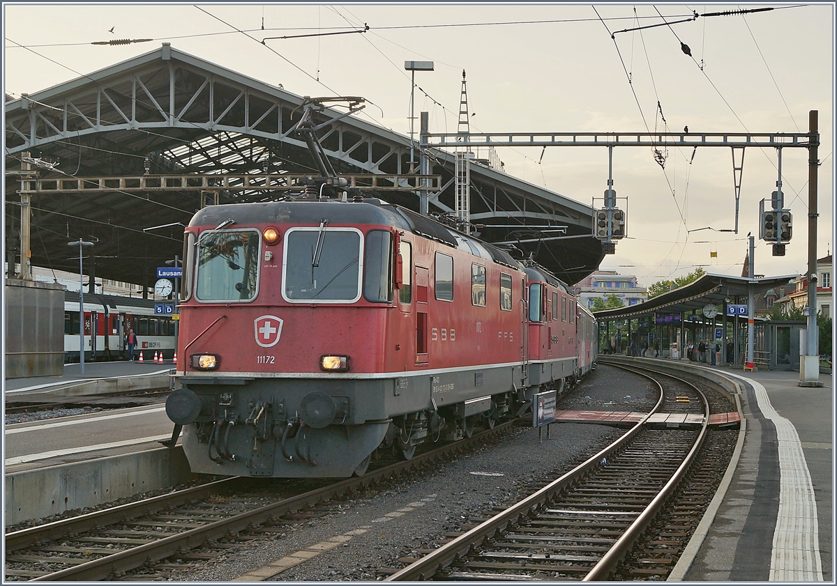 Da etwas verspätet, konnte ich, obwohl schlecht platziert, heute morgen den Thello Nachtzug Venezia - Paris beim (Dienst)-Halt in Lausanne fotografieren, an der Spitze des Zuges zwei Re 4/4 II, mit der Re 4/4 II 11172 vorneweg.
1. Juni 2018
