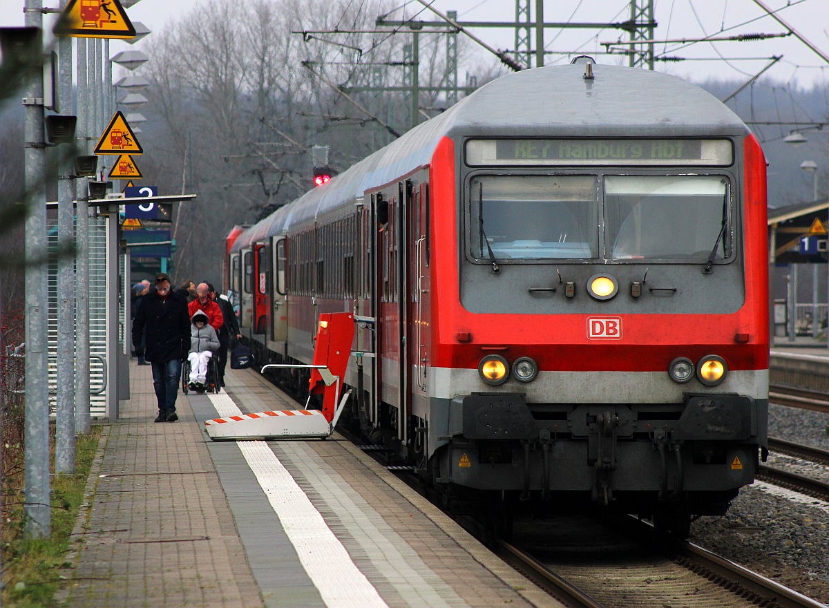 Da funktioniert doch tats�chlich mal eine Rampe...Betriebsszene des RE7 mit Schublok 6112 157 aufgenommen in Bhf Schleswig. 03.01.2016