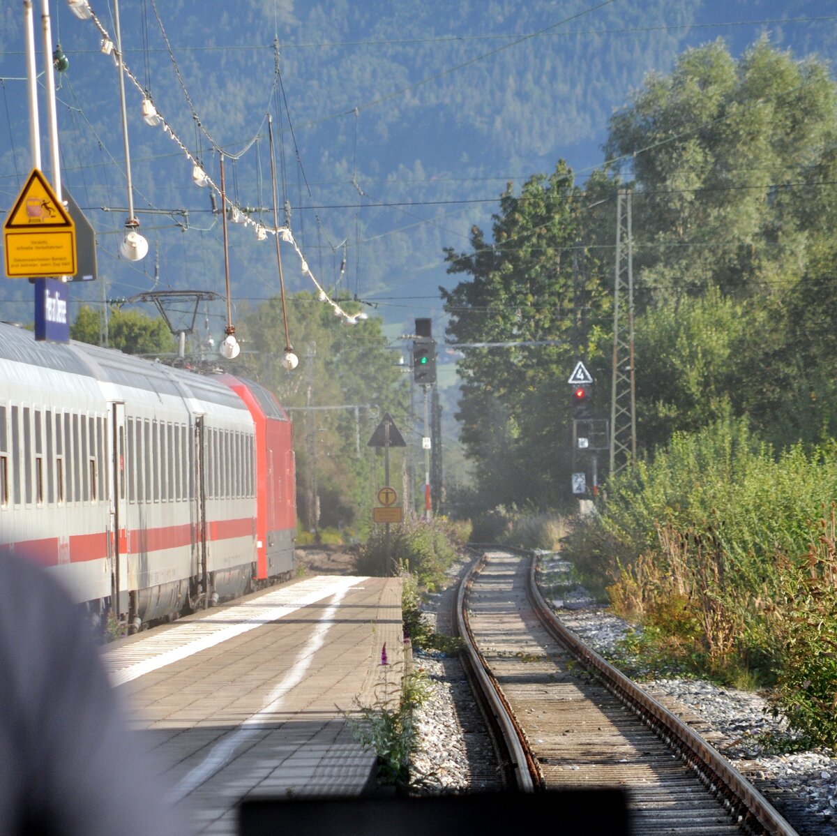 Da hat sich jemand verbremst. Der EC mit 101 107-1 ist mit voller Geschwindigkeit in Prien durch den Bahnhof gesaust und hat im letzten Moment eine Vollbremsung hingelegt. Der Zug ist von einer Qualmwolke umgeben. Prien am 12.08.2022.