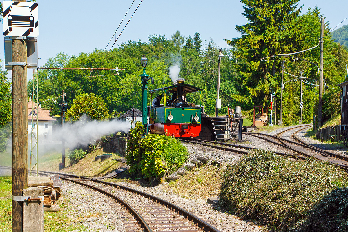 
Da hat wohl jemand zuviel Dampf und muss ihn anlassen - Die G 2/2 Krauss-Kastendampflok (Tramlok) Nr. 4 der Museumsbahn Blonay–Chamby steht am 27.05.2012 beim Wasserhahn bzw. bei der Bekohlung in Chaulin. 

Die Lok wurde 1900 bei Krauss, München unter der Fabriknummer 4278 für die Ferrara Codigoro (FER), Italien, gebaut.