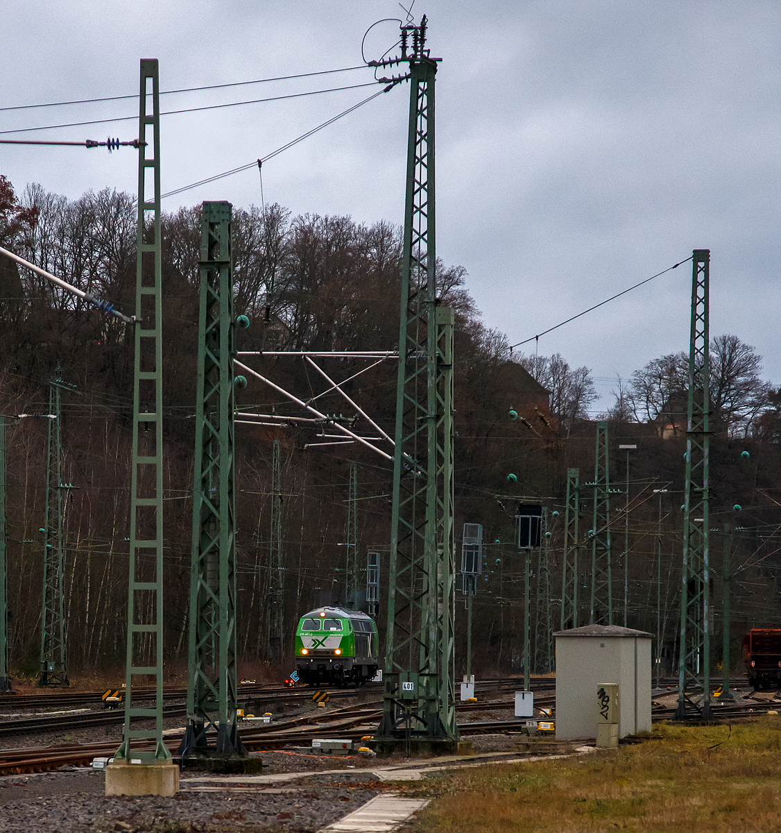 Da kommt sie....
Die 218 461-2 (92 80 1218 461-2 D-AIX) der der AIXrail GmbH (Aachen) fährt am 03.12.2021, als Lz (Lokzug) bzw. auf Tfzf (Triebfahrzeugfahrt), durch Betzdorf/Sieg in Richtung Siegen.
