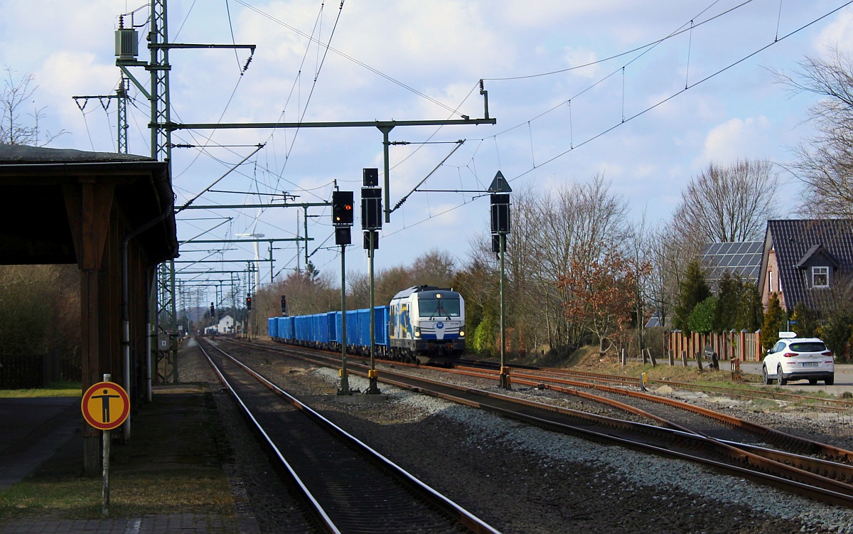 Da neuerdings bei zweiteiligen Düngerzügen der zweite Teil immer nach Flensburg-Weiche gebracht wird kann man ab und zu die Ankunft aus Flensburg-Weiche beobachten. Hier kommt die EGP 247 906 mit einem kleinen blauen Wurm aus Flensburg in Jübek an. 15.03.2022