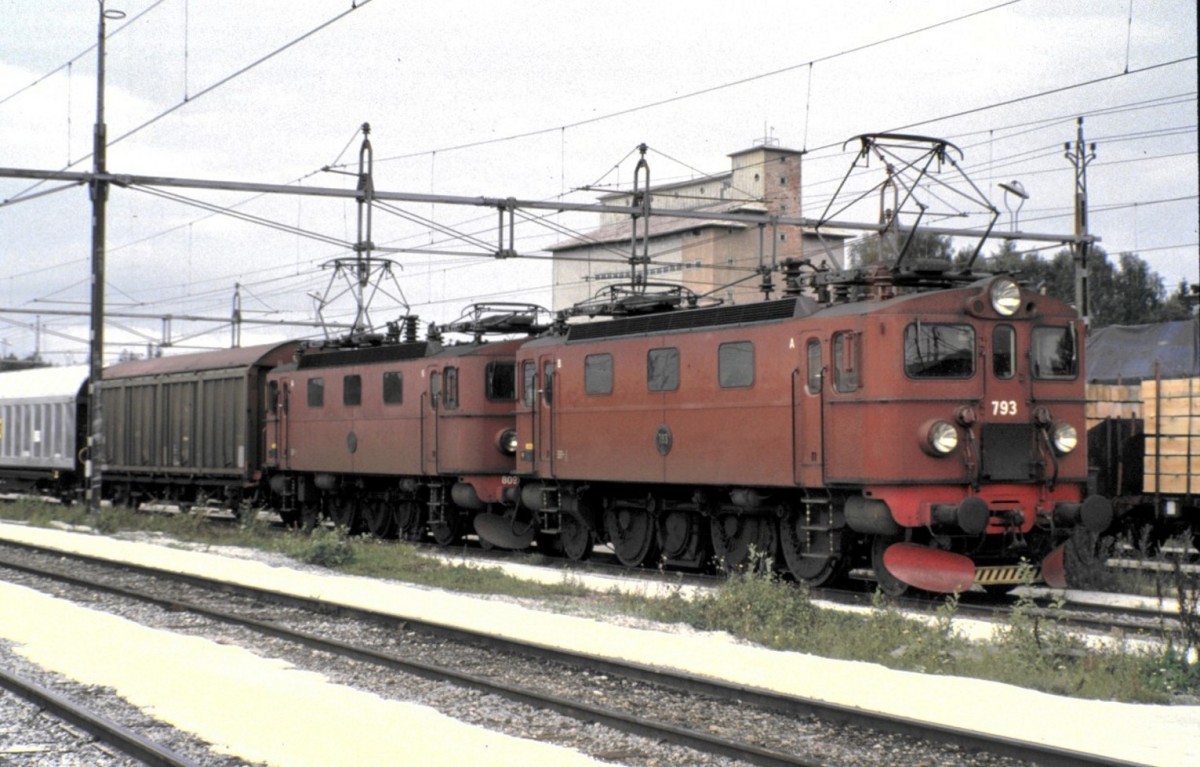 Da Nr.783 und 809 vor einem langen Güterzug fährt durch Hallsberg am 10.08.1985.
Beide Maschinen sind von ASEA mit Baujahr 1952 und 1953 in Hallsberg stationiert.