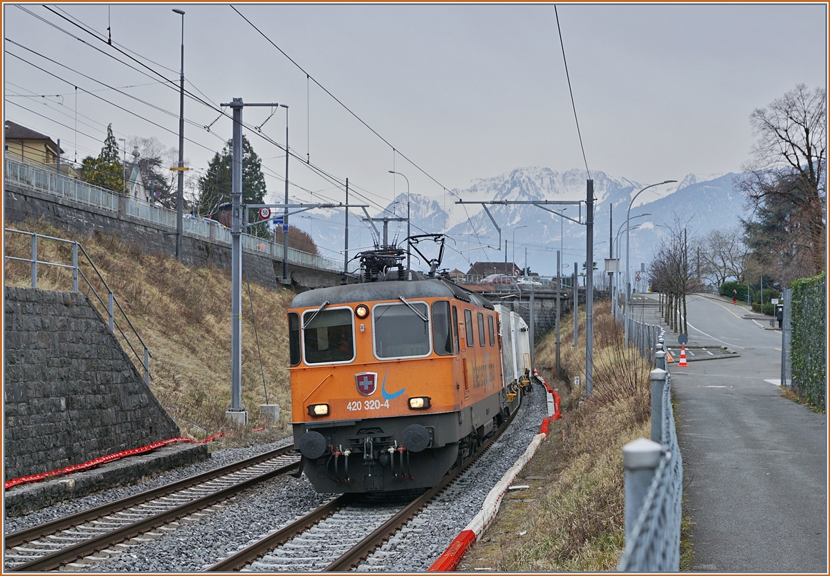 Da die SBB Re 420 320-4 (UIC 91 85 4420 320-4 CH-SBBC) mit ihrem Güterzug beim virtuellen ETCS L2 Ausfahrtsignal in Villeneuve wenige Minuten die Ausfahrt eines Regionalzuges abwarten musste, konnte ich trotz einem etwas ungünstigen Standort die Inter Region Cargo Lok etwas eingehender aus der Nähe betrachten.
5. Feb. 2018