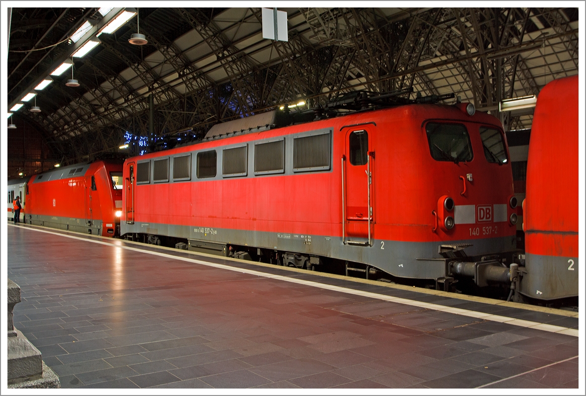 Da sie mittlerweile bei der DB so selten sind, will ich auch dieses Bahnsteigbild hier zeigen: 

Die 140 537-2 der DB Schenker Rail Deutschland AG steht am 29.12.2013 (1:18 Uhr) auf Gleis 1 im Hauptbahnhof Frankfurt am Main. Rechts steht 140 528-1.

Sp�ter, nach dem eine V 60 den IC-Wagen herausgezogen hat, wird die 101er die zwei E 40er heraus ziehen.

Die 140 573-7 wurde 1964 bei Krupp  unter der Fabriknummer  4583 gebaut und als DB E 40 573 geliefert.