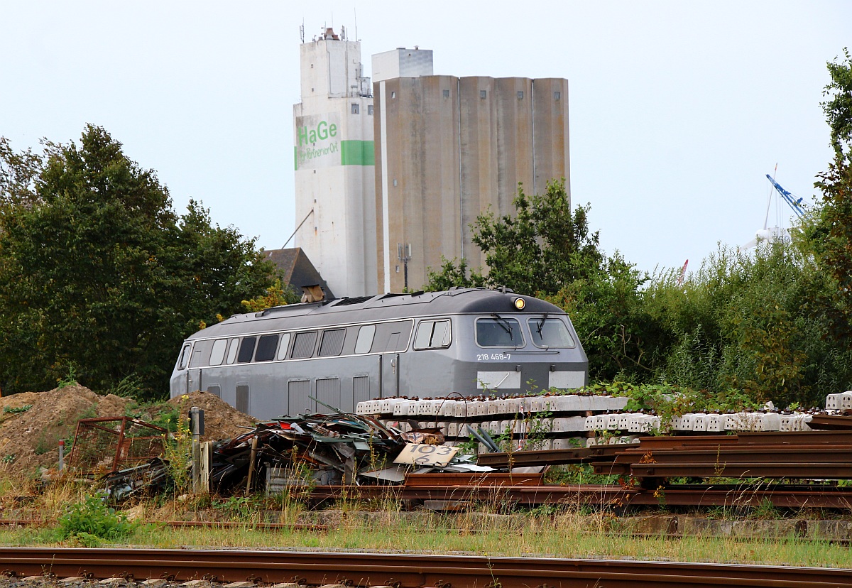 Da ist sie....gut getarnt steht die NESA 218 468 auf einem der hinteren Gütergleise hinter dem Stellwerk in Husum. 08.09.2022