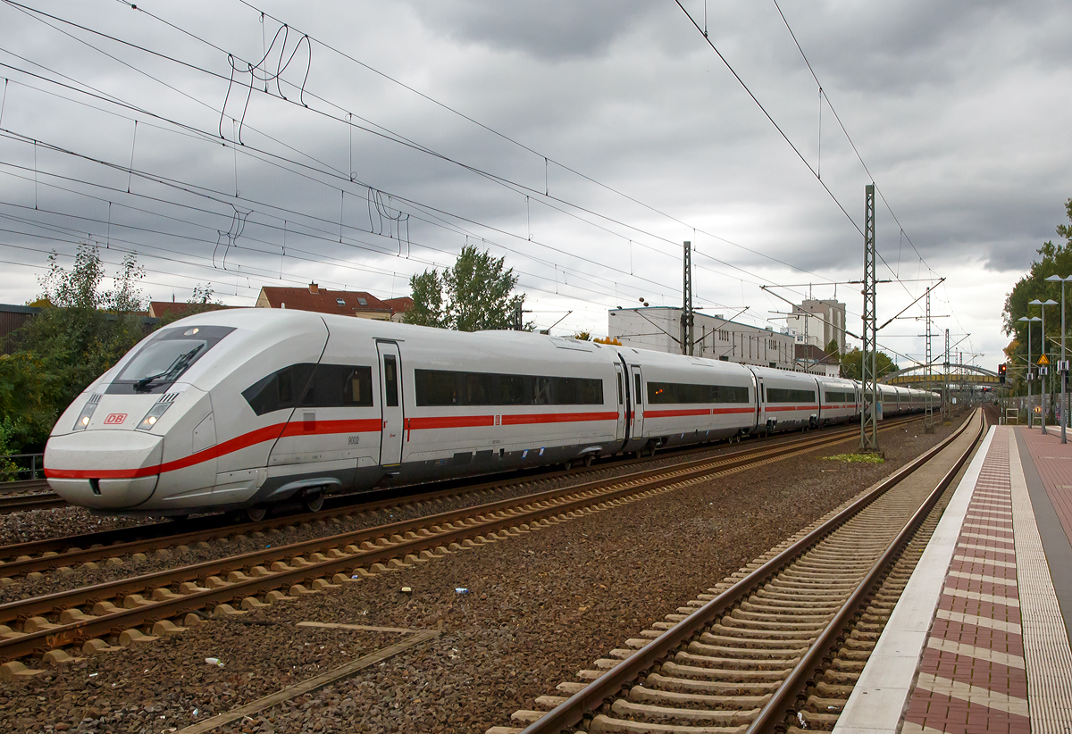 
Da stehe ich in Porz am Rhein am Bahnsteig und warte auf meinen Zug, da kommt das neuste der Deutschen Bahn AG durchgerauscht......
Der nagelneue ICE 4 Triebzug 9002 auch bekannt als ICx fährt am 07.10.2015 durch den Bahnhof Porz am Rhein in Richtung Siegburg, er war wohl auf Testfahrt. Auffällig ist auch das der Zug keine Aufschrift  ICE  oder  ICx  trägt. 

Dieser 346m lange 12-teilige Triebzug besteht aus: 
Wagen BR 0812.0: Endwagen der 1. Klasse mit Führerstand, nicht angetrieben
Wagen BR 1812.0: Mittelwagen 1. Klasse, nicht angetrieben
Wagen BR 1412.0: Mittelwagen 1. Klasse, Powercar (angetrieben)
Wagen BR 8812.0: Bordrestaurant, nicht angetrieben
Wagen BR 6412.0: Servicewagen 2. Klasse, Powercar (angetrieben), mit Stromabnehmer
Wagen BR 9812.0: Mittelwagen 2. Klasse, nicht angetrieben
Wagen BR 2412.0: Mittelwagen 2. Klasse, Powercar (angetrieben)
Wagen BR 2412.3: Mittelwagen 2. Klasse, Powercar (angetrieben)
Wagen BR 4812.0: Mittelwagen 2. Klasse, nicht angetrieben
Wagen BR 2412.5: Mittelwagen 2. Klasse, Powercar (angetrieben)
Wagen BR 2412.8: Mittelwagen 2. Klasse, Powercar (angetrieben)
Wagen BR 5812.0: Endwagen der 2. Klasse mit Führerstand, nicht angetrieben

Die Züge sind als Triebzüge (ohne Lokomotiven) für den Personenverkehr (als Ersatz für die  lokbespannten Intercity/Eurocity-Züge) vorgesehen. Der Antrieb der Züge erfolgt, anders als bei den bisherigen ICE-Baureihen, über mehrere autonome, angetriebene Wagen (Powercars), die über die Zuglänge verteilt sind. Das Innen- und Außendesign der Fahrzeuge soll im Wesentlichen dem ICE-Standard entsprechen. Im Gegensatz zu allen bisherigen ICE-Zügen werden die mit rund 28 Metern längeren Wagenkästen der ICx-Flotte in Stahlbauweise gefertigt und nicht in Aluminium. Dabei wird Laserschweißtechnik verwendet.
Durch die im Vergleich zu den bisherigen ICE-Zügen reduzierte Höchstgeschwindigkeit von 250 km/h sollten Kosten gespart werden.
