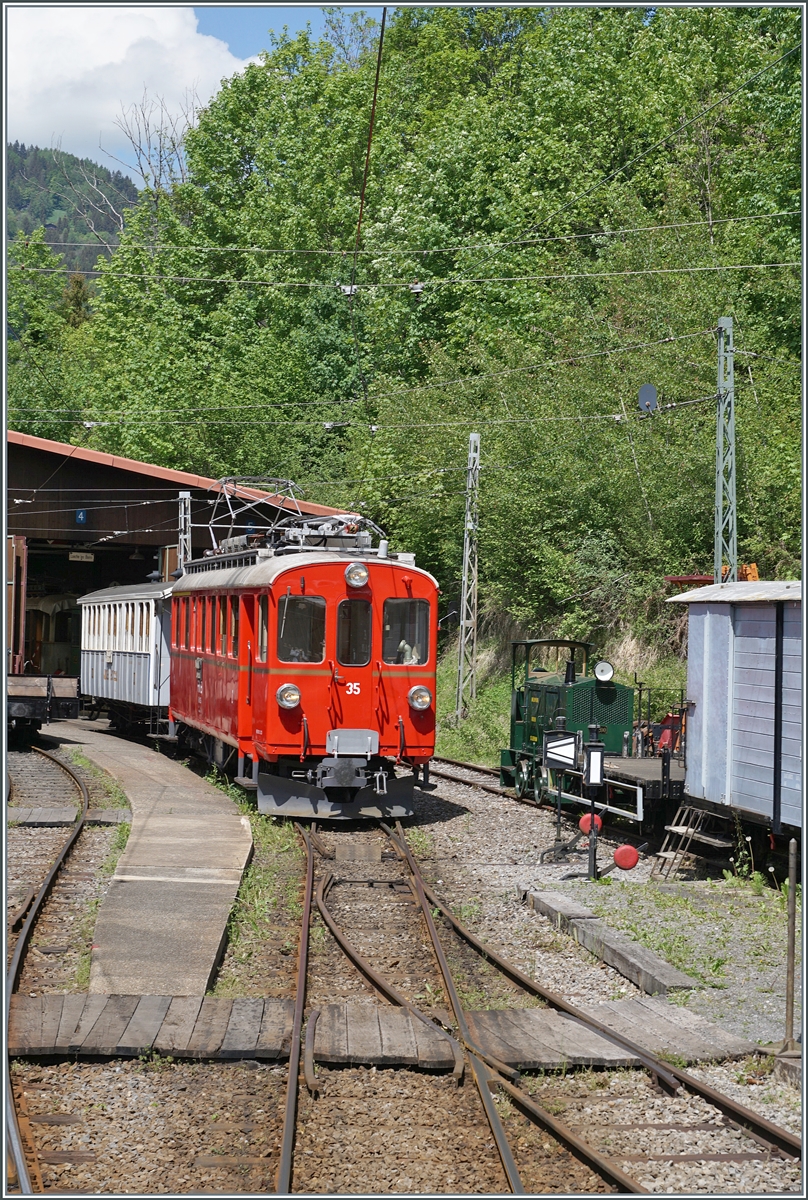 Da die Z�ge nach Chaulin Mus�e geschoben werden, konnte ich von der Platform des f�hrenden Personenwagen dieses Bild des in Chaulin stehenden RhB ABI N� 35 der Blonay Chamby Bahn aufnehmen. 

9. Mai 2026