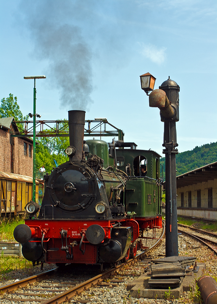 Dampflok  Waldbröl  des Eisenbahnmuseums Dieringhausen steht am 07.06.2014 im Museum am Wasserhahn. 
 
Die Lok wurde 1914 unter Fabrik-Nr. 2243 von der Maschinenfabrik Arnold Jung Lokomotivenfabrik GmbH in Jungenthal b. Kirchen a.d. Sieg für die Kleinbahn Bielstein-Waldbröl gebaut und dort als Lok  Waldbröl  bezeichnet. Sie ähnelt sehr stark der Preußischen T 3, so ist auch die heutige UIC Nummer 90 80 00 89 984-3 D-EMD.

Nach der Streckenstillegung (1966) war sie als Denkmal abgestellt und 42 Jahre kalt. Heute ist die Dampflok  Waldbröl  des Eisenbahnmuseums Dieringhausen das Zugpferd des Projekts  Bergischer Löwe .

TECHNISCHE DATEN:
Hersteller: Arnold Jung Lokomotivfabrik GmbH, Jungenthal b. Kirchen a.d. Sieg
Fabriknummer: 2243
Baujahr: 1914
Spurweite: 1.435 mm (Normalspur)
Achsfolge C
Typ: C n 2 t
Länge über Puffer: 9.050 mm
Rad - Durchmesser: 1.100 mm
Radstand gesamt: 3.000 mm
Gewicht: 40 t
Brems - Gewicht: 28 t
Leistung: 370 PS
Höchstgeschwindigkeit: 40 km/h
Kesselüberdruck: 13 bar
Heizfläche: gesamt: 86 m²
Rostfläche: 1,5 m²
Zylinderdurchmesser: 400 mm
Zylinderhub: 550 mm
Steuerung: Bauart Heusinger
Wasservorrat: 4,5 m³
Kohlenvorrat: 1,5 m³
Kaufpreis: 36 200 Reichsmark
