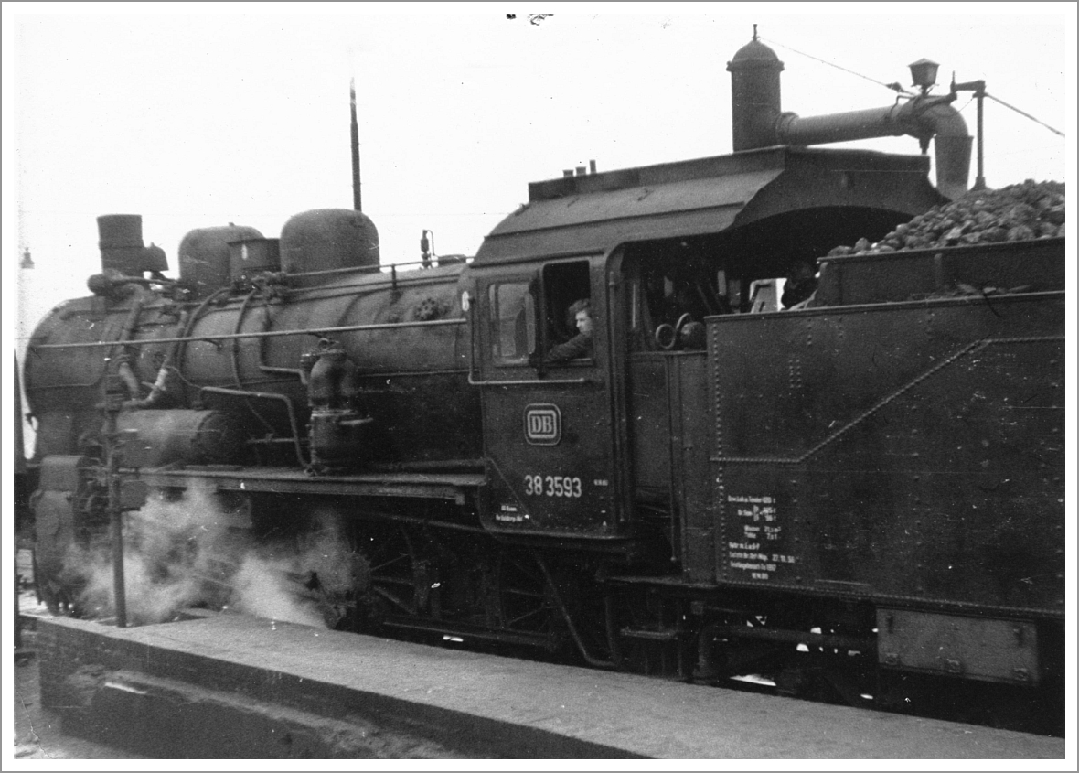 Dampflokomotive DB 38 3593, ex DR P8 3040 Elberfeld, aufgenommen 1958/59 von G. Wagener in K�ln.

Die Preu�ische P 8 wurde 1921 bei F. Schichau in Elbing (Westpreu�en) unter der Fabriknummer 2931 gebaut, am 20.06.1966 wurde sie im BW D�ren ausgemustert.