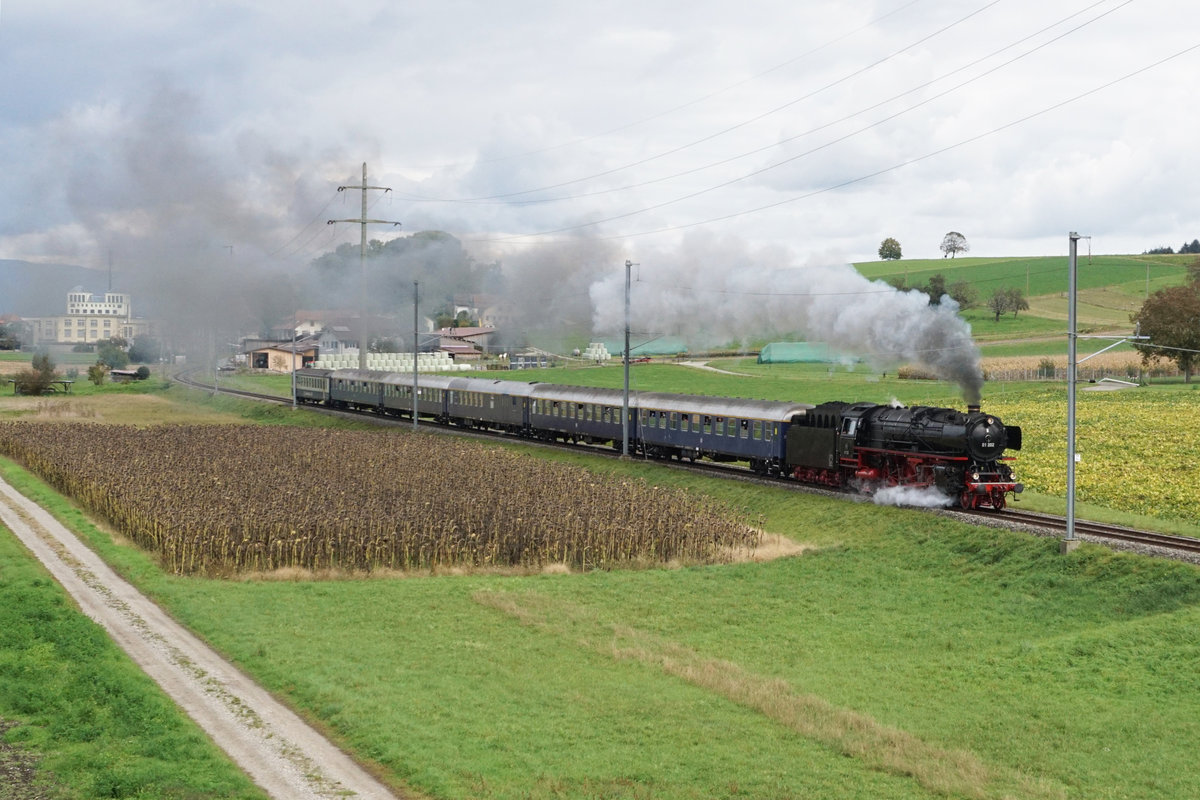 Dampflokomotive Pacific 01 202.
Kleine Dreiseenrundfahrt ab Lyss mit der unermüdlichen 01 202.
Der imposante Sonderzug mit sechs Wagen bei Kallnach am 11. Oktober 2020.
Foto: Walter Ruetsch
 