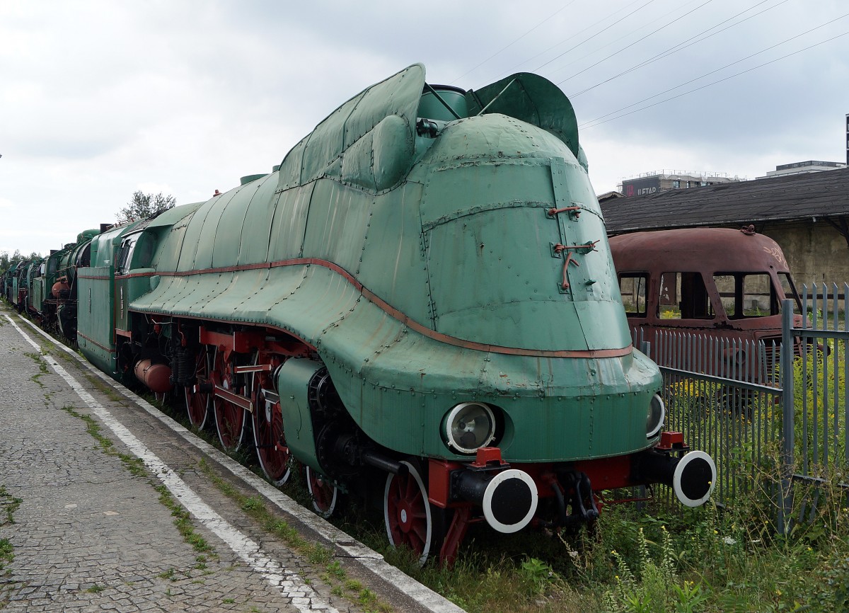 DAMPFLOKOMOTIVEN IN POLEN
P.K.P 32D3 3 (1939-1941) im Museum Kolejnictwa Warschau.
Bei der polnischen Staatsbahn standen 9 Lokomotiven dieser Bauart im Betrieb. Durch die Verkleidung konnte der Luftwiderstand um 50% verringert werden und die H�chstgeschwindigkeit betrug dadurch 150 km/h. Die Ausmusterung erfolgte im Jahre 1980. Die Aufnahme ist am 14. August 2014 in Warschau entstanden. 
Foto: Walter Ruetsch