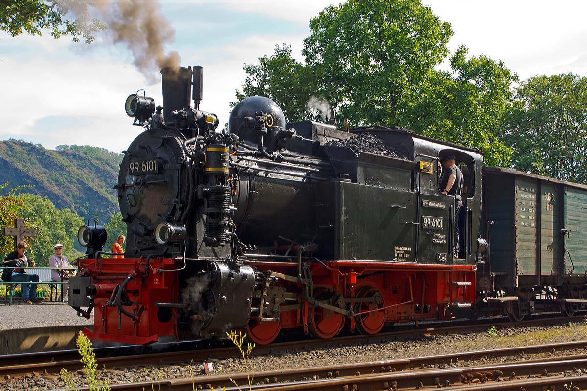 Dampftage auf der Brohltalbahn - Die Gastlok 99 6101  Pfiffi  der Harzer Schmalspurbahnen am 02.09.2012 im Bf Bohl der Brohltalbahn. 

Die Heißdampflok wurde 1914 bei Henschel in Kassel unter der Fabriknummer 12879 für die Heerestechnische Prüfungsanstalt (Heeresfeldbahnen) gebaut. Auf einer in der Nähe von Drei Annen Hohne im Harz vom Württembergischen Eisenbahnregiment errichteten Versuchsstrecke mit 40 Promille Steigung begannen 1915 die Probefahrten. Nach Abschluß der Erprobungen (1917) konnte die Nordhausen-Wernigeroder Eisenbahn-Gesellschaft (NWE) die Lok erwerben. Die Lok kam als NWE 6 vorwiegend im Rangierdienst und Rollbockverkehr in Wernigerode zum Einsatz. Im April 1949 übernahm die DR die Harzer Schmalspurbahnen und somit die dann als 99 6101 nummerierte Lok. 

Technische Daten:
Spurweite: 1.000 mm
Betriebsgattung: K 33.11
Bauart:  C h2t
Leergewicht: 26,0 t
Dienstgewicht: (2/3 Vorräte)  30,3 t
Länge über Puffer: 7.734 mm
Höhe über SO:  3.550 mm
Treibraddurchmesser:  800 mm
Höchstgeschwindigkeit: 30 km/h (vorw./rückw.)  
indizierte Leistung:  280 kW (380 PS)
Zugkraft:  76,0 kN
kleinster befahrbarer Gleisbogen: 30 m
Kesselüberdruck: 14 bar
Kohlevorrat: 1,1 t
Wasservorrat:  4,0 m3
Bremse:  K m. Z.; Wurfhebel-Handbremse
