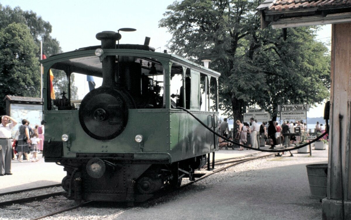 Dampftrambahn in Prien mit Namen Laura von Krauss & Comp. München Tp L VII Bauart Bn 2 t Fabriknumer 1813, Baujahr 1887; Vmax 25 km/h; Leistung 60 PS; Gewicht 13,3 t. Beim Wasserfassen am Schiffsanleger Chiemsee am 13.06.1981.