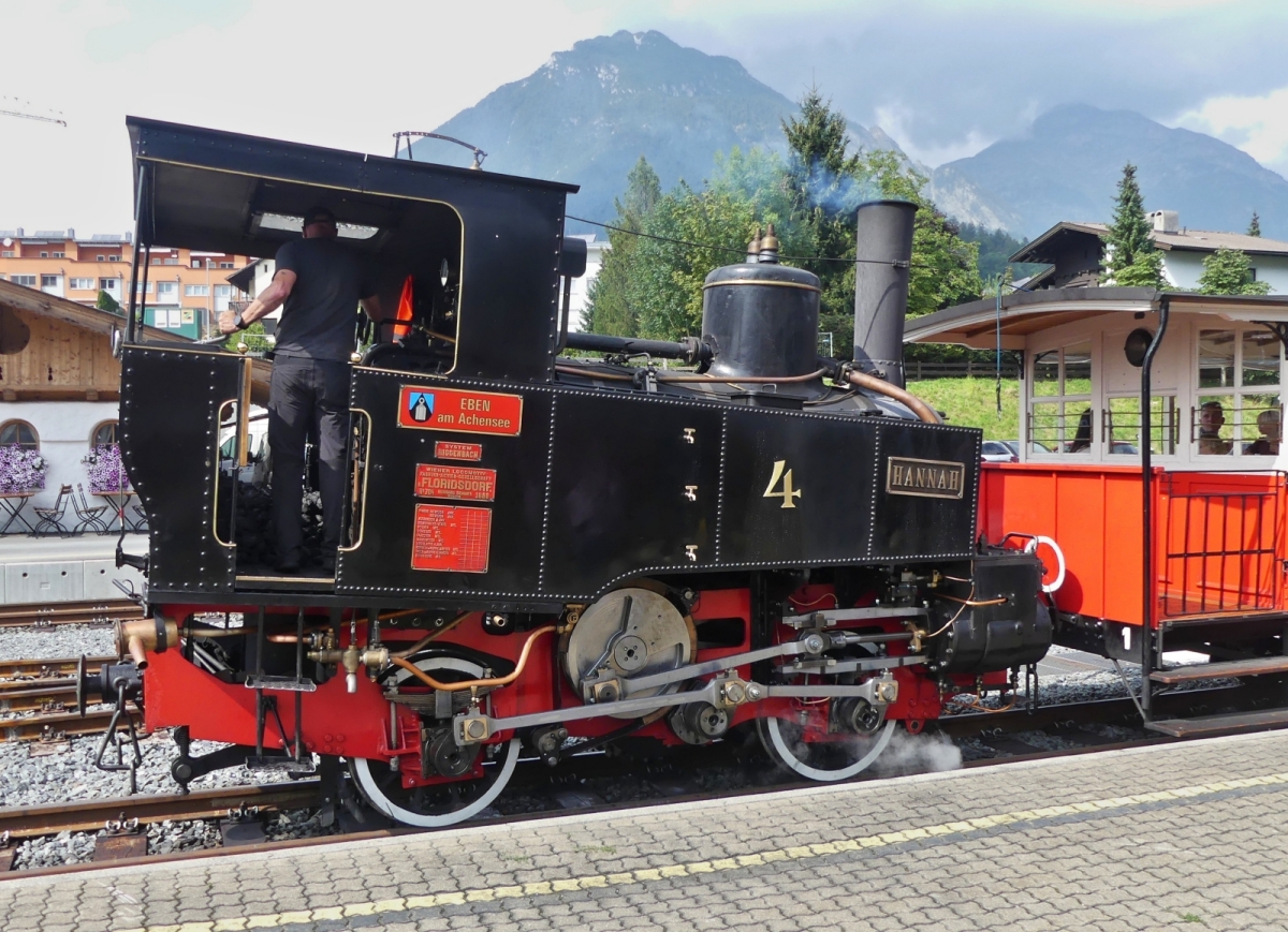 Damplok 4 der Achenseebahn; “HANNAH“, wird in k�rze den Bahnhof von Jenbach in Richtung Achensee verlassen. 08.2024