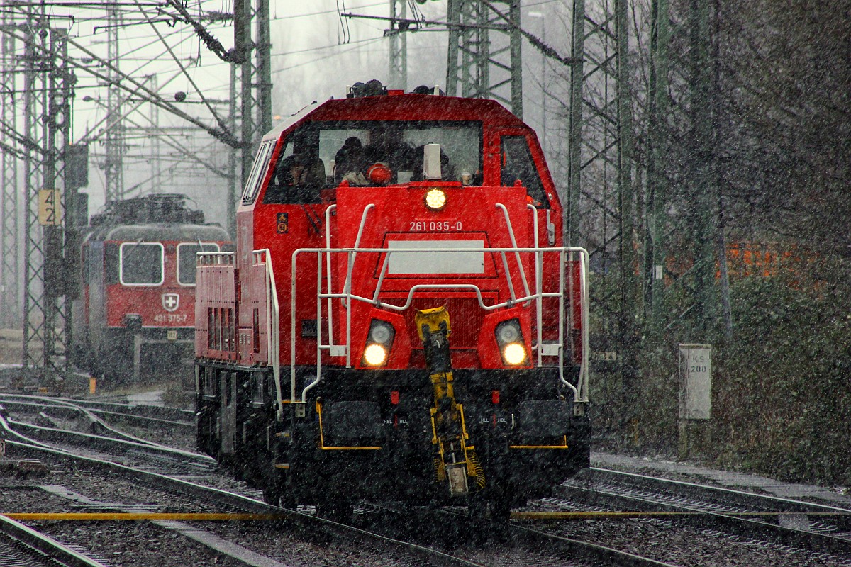 Dann ging das Donnerwetter los...starker Hagel und DB 261 035-0 festgehalten in HH-Harburg. 01.04.2015