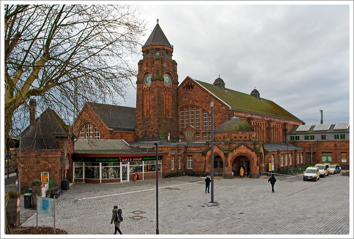 Das 1853/54 erbaute Empfangsgebäude vom Bahnhof Gießen mit Vorplatz am 23.12.2013.  
   
Der Bahnhof Gießen ist ein Keilbahnhof an den Eisenbahnstrecken der KBS 620/630 Main-Weser-Bahn (km 134,0),  der KBS 445 Dillstrecke (km 166,0), der KBS 635 Vogelsbergbahn (km 0,0) und der KBS 631 GießenဓGelnhausen (km 0,0)