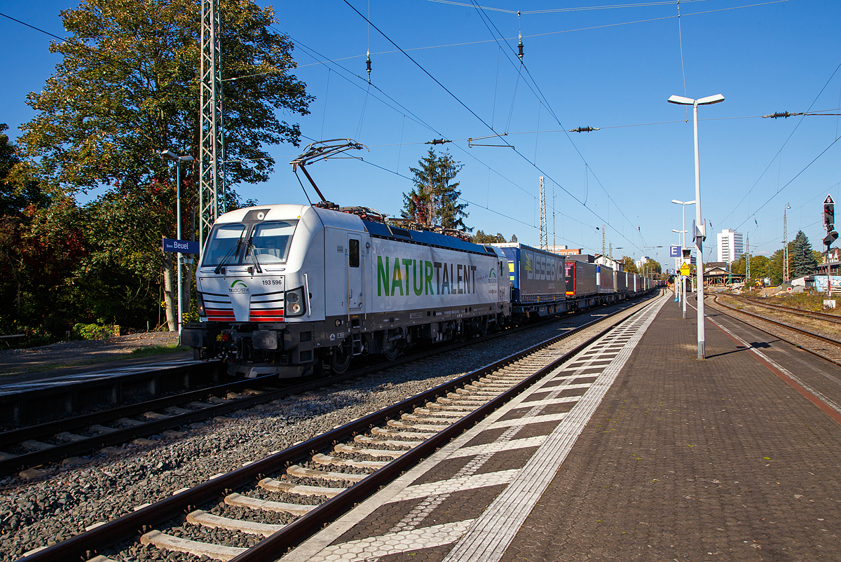Das „NATUR TALENT“, die an die TX Logistik AG (Troisdorf) vermietete Siemens Vectron MS – 193 596 (91 80 6193 596-4 D-ATLU) f�hrt am 08.10.2021 mit einem KLV-Zug durch den Bahnhof Bonn-Beuel in s�dlicher Richtung.

Die Siemens Vectron MS wurde 2020 von Siemens Mobility GmbH in M�nchen-Allach unter der Fabriknummer 22858 gebaut. Bis Juli 2021 war sie als Lok der Siemens (91 80 6193 596-4 D-SIEAG) unterwegs. Seit Juli 2021geh�rt sie der Alpha Trains Luxembourg S.�.r.l.. Die Vectron MS der Variante A39 hat die Zulassungen f�r Deutschland, �sterreich, Schweiz, Italien, Niederlande und Belgien (D/A/CH/I/NL/B).

Die Gestaltung der Lok war am dem Tag sehr neu, nach der Pressemitteilung von Alpha Trains am 07. Oktober 2021hatte Grund zum Feiern: „Naturtalent“ - Alpha Trains bringt die 400. Lokomotive auf die Schiene.