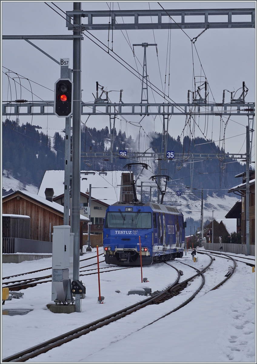 Das Bild zeigt den Zugang von den beiden Gleisen zum Schmalspurgleis für die MOB Ge 4/4 8001 in Zweisimmen. 

15. Dez. 2022