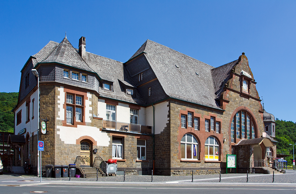 
Das Empfangsgebäude vom Bahnhof Herborn am 20.07.2014. 

Das Empfangsgebäude wurde im Stil der Neorenaissance errichtet und ist stilistisch auf das benachbarte Gebäude der Post abgestimmt, mit dem es zusammen den Bahnhofsvorplatz dominiert. Die Planung stammt von dem Architekten Ludwig Hofmann. Das Gebäude wurde im Jahr 1908, nach dem Stadtbrand von 1904, errichtet und ersetzte das ursprüngliche Gebäude von 1862. Das Empfangsgebäude von 1908 ist also ein Bauwerk der „zweiten Generation“ des Hochbaus an der Strecke. Es war erforderlich geworden, weil das alte Empfangsgebäude nach dem Anschluss der beiden Nebenbahnen nicht mehr ausreichte.

Das Empfangsgebäude ist auf einem asymmetrischen Grundriss gestaltet. Es dominiert eine zerklüftete, schiefergedeckte Dachlandschaft. Straßenseitig wird die Fassade von einem exzentrisch gelagerten, großen Rundbogenfenster mit einem dieses überragenden Renaissancegiebel beherrscht. Hier findet sich der straßenseitige Eingang zur Empfangshalle. Das Empfangsgebäude ist heute ein Kulturdenkmal nach dem Hessischen Denkmalschutzgesetz.

Das Empfangsgebäude ist nur noch teilweise durch eine Gaststätte und einen Verkaufskiosk genutzt. Fahrkarten können in dem Kiosk und an Automaten gekauft werden. Das Empfangsgebäude und die Bahnanlagen machen insgesamt einen ungepflegten Eindruck.