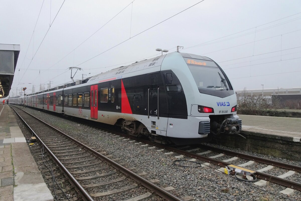 Das Endspiel Einer ist die Anfang den Anderen: Abellio NRW (f�r den Aus aus den NRW) ET25 2307 steht am 26 J�nner 2022 in Oberhausen Hbf und tragt die Aufkleber von VIAS (f�r den Einmarsch ins NRW).