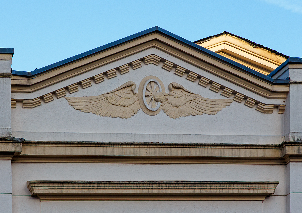 
Das Flügelrad als Stuckrelief verziert noch das ehemalige Empfangsgebäude vom Bahnhof Kirchen an der Sieg (Straßenseite), hier am 08.02.2015.