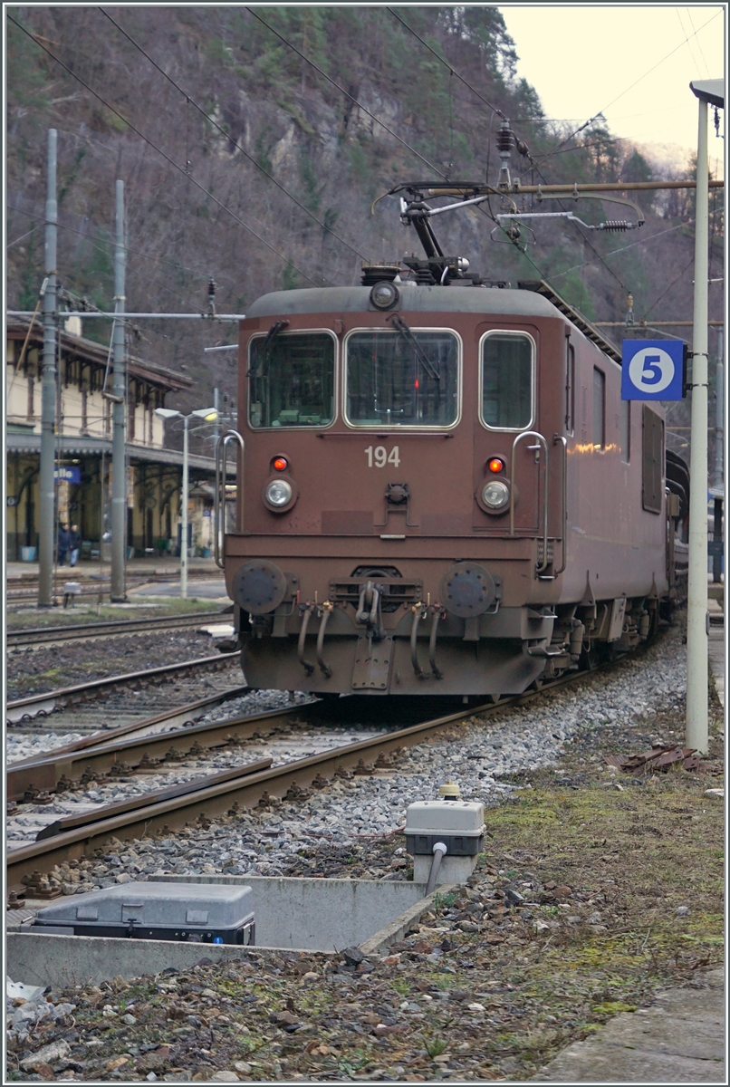 Das Fotografieren der Seite Brig eingereihten BLS Re 4/4 ist immer wieder eine Herausforderung und Standort bei Gleis fünf ergibt danke einem Zaun kaum Gestaltungsmöglichkeiten, sieht mal davon ab, dass ich jeweils meine kleine alte Knipse mitnehme, die ich durch den Zaun stecken kann. Dieses Bild entstand mit meiner  normalen  Kamera, und ist dem Umstand zu verdanken, dass der Zug recht weit vor fuhr und ich ein Lücke im Zaun nutzen konnten. Die BLS Re 4/4 194 ist mit ihrem AT3 Autotunnelzug in Iselle angekommen.

3. Jan 2024