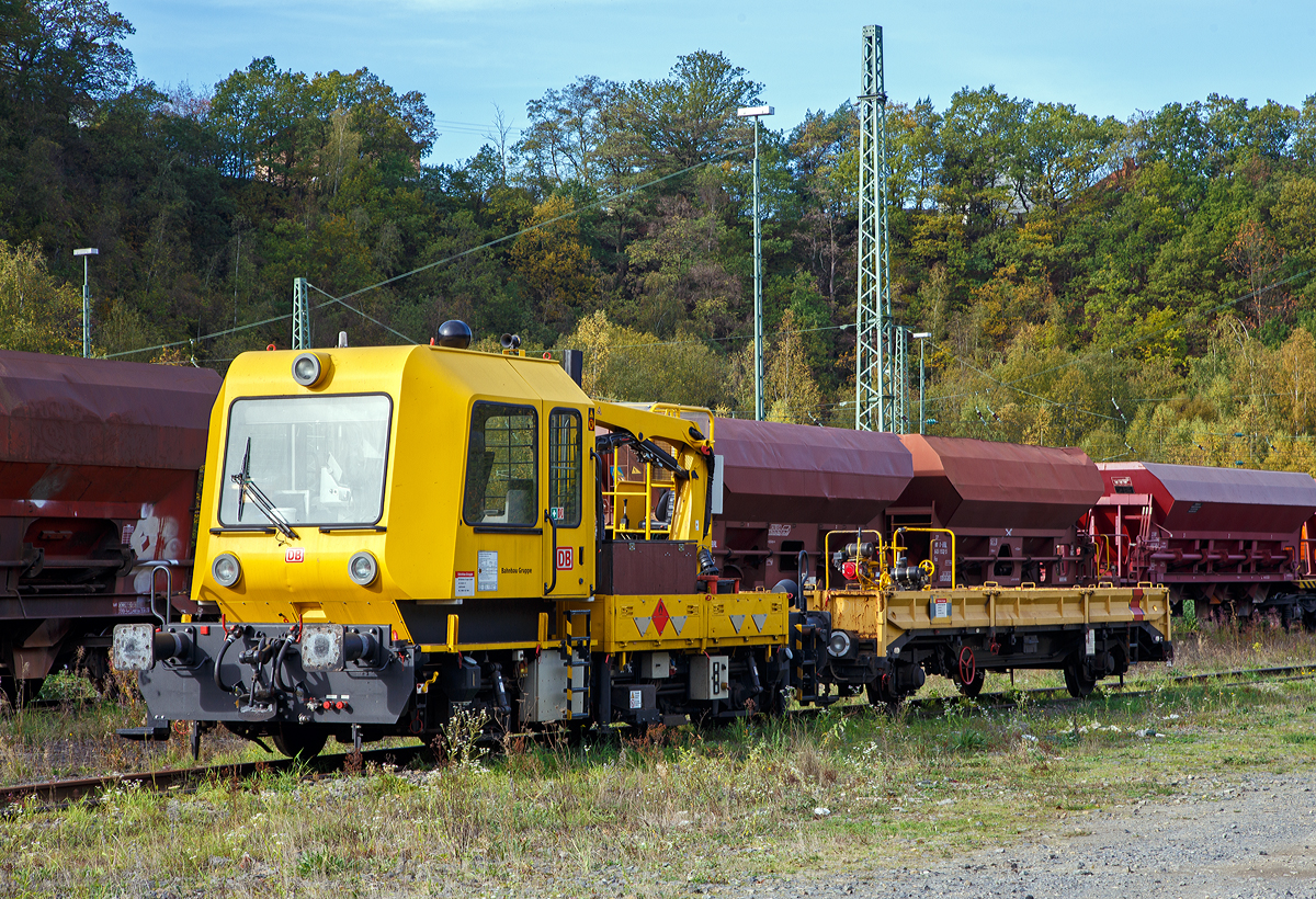 
Das Gleisarbeitsfahrzeug GAF 100 R/A (Schweres Nebenfahrzeug Nr. 99 80 94 590 01-0, ex 97 17 52 012 18-9) mit dem Gleiskraftwagenanhänger H27 (Schweres Nebenfahrzeug Nr. 99 80 97 500 85-9, ex DB 35.2.053) beide von der DB Bahnbau GmbH sind am 26.10.2019 in Betzdorf/Sieg abgestellt.

Das GAF 100 R/A wurde 1997 von GBM (Gleisbaumechanik Brandenburg/H. GmbH) unter der Fabriknummer 62.1.163 gebaut. Der H27-Anhänger wurde 1994 von GBM unter der Fabriknummer 35.3.053 H 27 T gebaut.

Technische Daten GAF:
Spurweite: 1.435 mm
Achsfolge: B
Länge über Puffer: 9.100 mm
Achsabstand: 4.800 mm
Triebraddurchmesser: 750 mm (neu)
Höchstgeschwindigkeit (Hg): 100 km/h
Eigengewicht: 17 t
Zul. Anhängelast: 40 t, bzw. 80 t mit Regelzugeinrichtung dann Hg max. 60 km/h
Nutzlast : 5,0 t
Zur Mitfahrt zugel. Personen: 6
Der Antrieb des zweiachsigen Fahrzeuges erfolgt von einem 6 Zylinder, wassergekühlten MAN D 0826 LOH 07 Dieselmotor mit 169 kW (230 PS) Leistung über Lastschaltwendegetriebe auf die Radsatzgetriebe.  

Technische Daten H27:
Spurweite: 1.435 mm
Anzahl der Achsen: 2
Länge über Puffer: 9.750 mm
Achsabstand: 6.000 mm
Laufraddurchmesser: 840 mm (neu)
Höchstgeschwindigkeit (Hg): 100 km/h
Eigengewicht: 9,4 t
Zul. Anhängelast: 40 t
Nutzlast : 25,0 t
