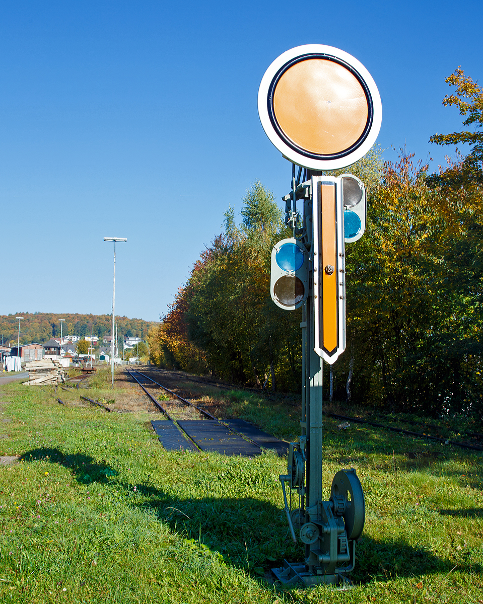 
Das Haupt-/Vorsignal-System ist das älteste derzeit noch in Betrieb befindliche Signalsystem. Hierbei wird zwischen Haupt- und Vorsignalen unterschieden: Hauptsignale zeigen an, ob der folgende Gleisabschnitt befahren werden kann und wenn ja, mit welcher Geschwindigkeit (diese kann z.B. durch Weichen in abzweigender Stellung eingeschränkt sein). Da Züge sehr lange Bremswege haben, muß dem Lokführer rechtzeitig die Stellung des Hauptsignales angekündigt werden. Die dazu genutzten Signale heißen Vorsignale. Sie stehen im Bremswegabstand zum Hauptsignal und sind zur besseren Erkennbarkeit mit Vorsignalbaken und Vorsignaltafel gekennzeichnet.

Die älteste Form dieser Signale sind die Formsignale, die man auch heute noch besonders an Nebenstrecken sieht.  
Hier ein Vorsignal, welches  Vr 0 - Halt erwarten!  zeigt, ausgestellt beim Bahnhof Westerburg (15.10.2017).