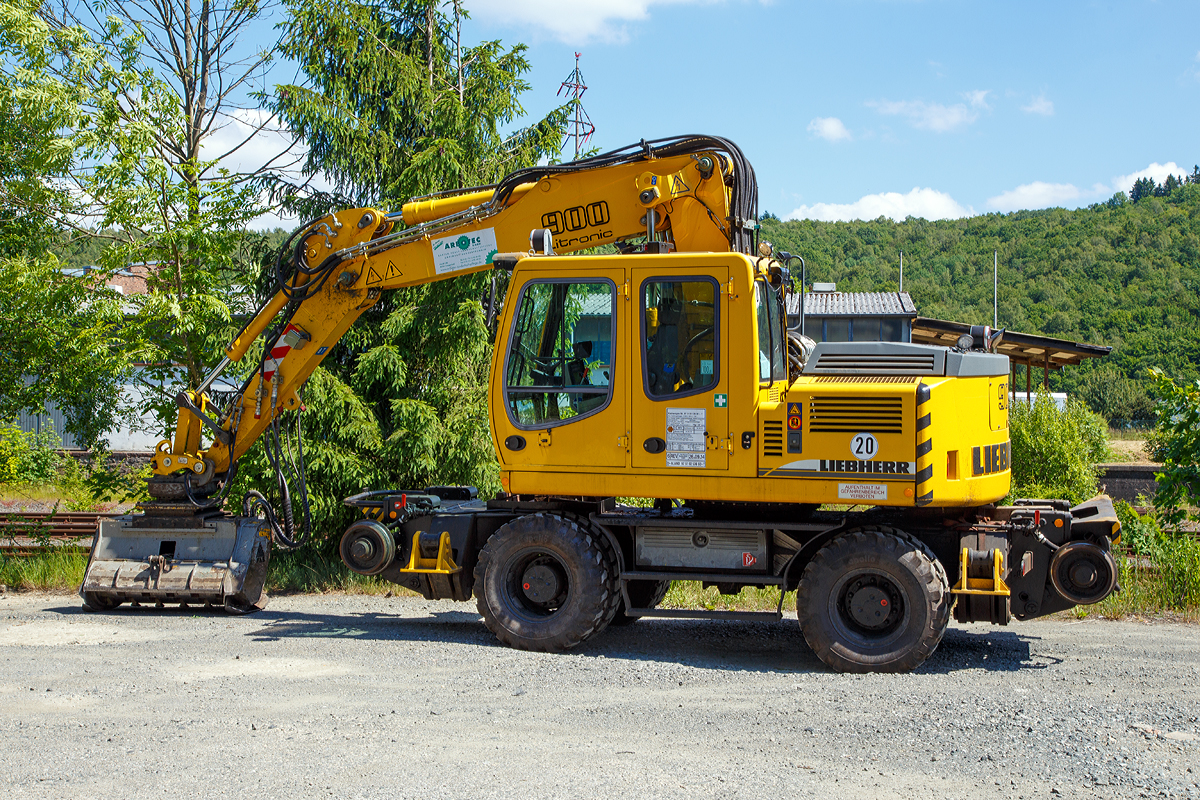 
Das Lichtraumprofil der Strecken muss frei bleiben....
Mit einem hydraulischem Mulchkopf war der Liebherr A 900 C ZW Li (Litronic) / 730 ein Zweiwegebagger mit Vier-Punkt-Abstützung der ARBOTEC GmbH aus Langenfeld, Kleinwagen Nr. D-ALAND 97 5102 536 60-7, in Burbach (Siegerland) am 10.06.2015 abgestellt. 