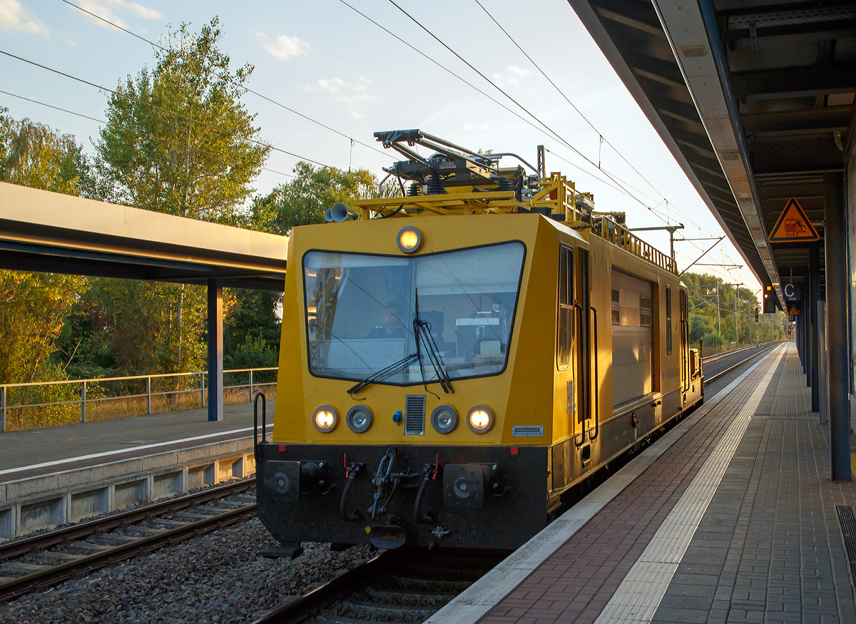 
Das Oberleitungsmontagefahrzeug (OMF 1), Schweres Nebenfahrzeug Nr. 97 99 10 103 17-0, der DB Bahnbau Gruppe, fährt am 19.09.2018 durch den Hauptbahnhof Brandenburg an der Havel in Richtung Berlin,

Das Unternehmen Gleisbaumechanik Brandenburg stellte dieses Oberleitungs-Montagefahrzeug auf der Hannover Messe 1997 unter der Bezeichnung „OMF 1“ vor. Drei der Fahrzeuge wurden für die Deutsche Bahn gefertigt, die sie unter der Baureihe 706 einreihen wollte. Bei der Abnahme erhielten sie jedoch die Nebenfahrzeugnummern 97 99 10 101–103.

Der Fahrzeugrahmen ist aus Quer- und Längsträgern zusammengeschweißt, wobei die Längsträger für Pufferstöße von bis zu 1.500 kN ausgelegt sind. Das Fahrzeug ruht auf zwei Drehgestellen vom Typ „GPH200“ mit je zwei Achsen. Das eine der beiden Drehgestelle ist angetrieben, das andere ist nur ein Laufdrehgestell. Neben Zug- und Stoßeinrichtungen der Regelbauart besitzt das OMF 1 auch Kupplungen und Bremsanschlüsse für das Mitführen von Anhängern in Nebenfahrzeug-Bauart. Der Wagenkasten besitzt eine Außenhaut aus Stahlblech.

Das OMF 1 besitzt an beiden Enden Führerstände, die eigene Außentüren besitzen. An einem Ende des Fahrzeugs ist vor dem Führerstand ein Drehkran auf einer Plattform installiert. Hinter diesem Führerstand folgt ein Sozialraum, in dem sich auch der Zugang zum Dach befindet. Den Rest des Fahrzeugaufbaus nimmt der Laderaum mit kleinem Werkstattbereich ein, der auf beiden Seiten durch 5 Meter breite Ladeöffnungen mit Rolltoren verfügt. Auf dem Dach befinden sich ein Messstromabnehmer, ein Hubsteiger mit Arbeitsbühne sowie eine Anhebevorrichtung für die Oberleitung.

Antrieb:
Das Fahrzeug verfügt über zwei verschiedene Motoren. Bei der Streckenfahrt ist ein MAN-Zehnzylinder-Dieselmotor des Typs „D 2840 LF20“ mit einer Leistung von 441 kW bei 1.900 U/min im Einsatz. Für Arbeitsfahrten mit bis zu 5 km/h ist zusätzlich ein hydrostatischer Antrieb eingebaut worden, dieser wird von einem MAN-Vierzylinder-Dieselmotor des Typs „D 0824 LFL 06“ mit einer Leistung von 89 kW bei 1.500 U/min angetrieben. Dieser Motor dient auch der Versorgung von Hydraulikaggregaten für Hubbühne und Kran sowie des Luftpressers.

TECHNISCHE DATEN:
Nummerierung: 	97 99 10 101–103
Gebaute Anzahl:  3
Baujahre: 	1997–1998
Spurweite: 	1435 mm (Normalspur)
Achsformel:  B'2'
Länge über Puffer:  18.700 mm
Höhe: 4.300 mm
Breite: 3.100 mm
Drehzapfenabstand: 	11.200 mm
Achsabstand im Drehgestell:  2.600 mm
Dienstgewicht: 	68,0 t
Höchstgeschwindigkeit: 120 km/h
Installierte Leistung: 	441 kW (89 kW bei Arbeitsfahrt)
Treib- und Laufraddurchmesser: 	920 mm (neu)
Leistungsübertragung:  hydrodynamisch
Tankinhalt:  680 l
Kupplungstyp: Schraubenkupplung und Lkw-Kupplung
Nutzlast: 5 t
Zul. Anhängelast: 80 t (an Nebenfahrzeug Kuppelung 40 t)
Zur Mitfahrt zugel. Personen: 5
Streckenklasse: B1
