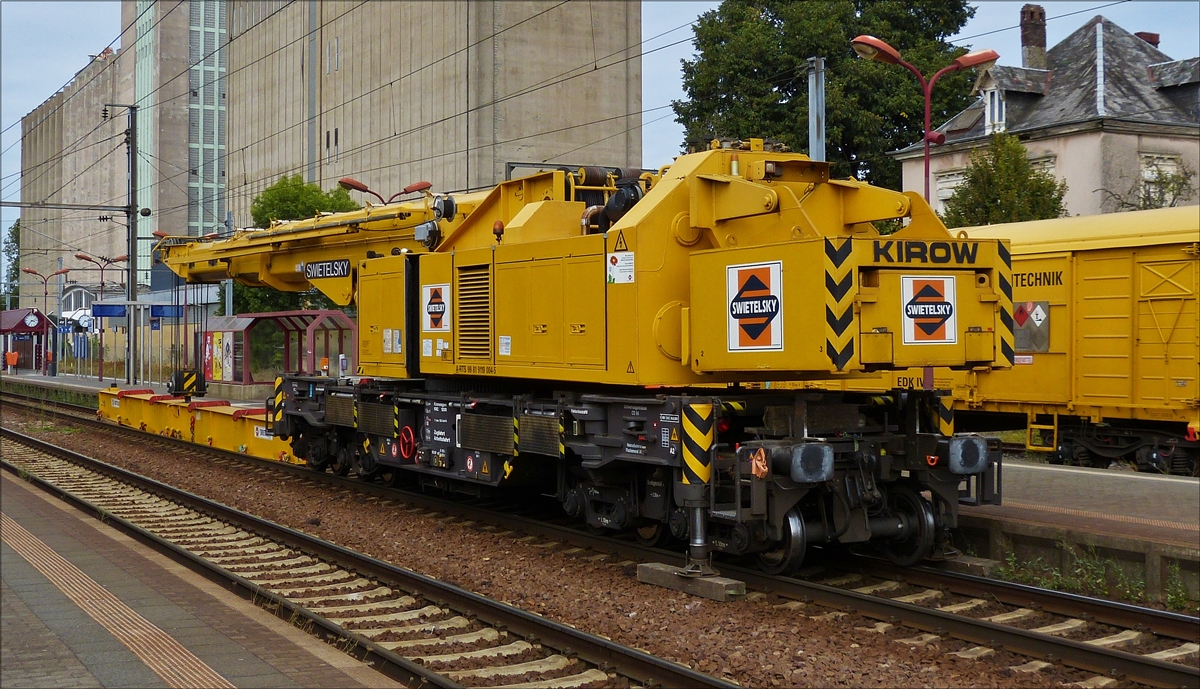 Das schwere Nebenfahrzeug, der Gleisbaukran KRC 1200 (A-RTS 99 81 9119 004 -5) der Gleisbaufirma „Swietelsky“ mit einem Eigengewicht von 128 t. Er kann bis zu 150 t anheben und ist für die Streckenklasse CS 04 zugelassen. Er war am 26.08.2018 im Bahnhof von Mersch abgestellt. (Hans)