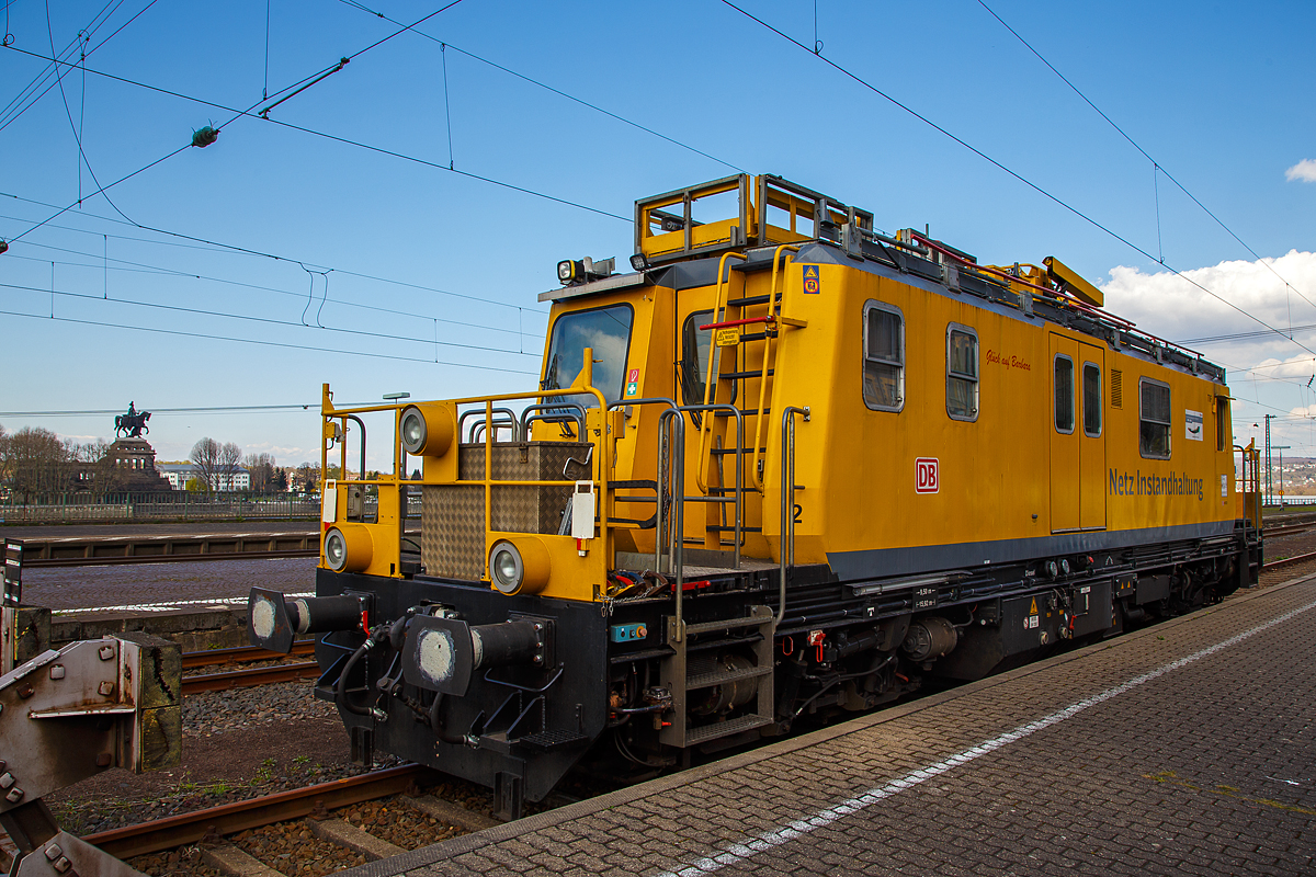 
Das Tunnelinstandhaltungsfahrzeug (TIF) 705 001-6   Glück auf Barbara  der DB Netz AG ist am 09.04.2016 im Bahnhof Koblenz-Ehrenbreitstein, unterhalb der Festung Ehrenbreitstein abgestellt. 

Das Tunnelinstandhaltungsfahrzeug, übrigens lange das einzige Fahrzeug dieser Baureihe, es wurde 1992 von Plasser & Theurer unter der Fabriknummer 2454 gebaut. Ab 2016 kamen dann 2 Fahrzeuge der BR 750.1 (TIF) und 4 (weitere sollen folgen) der BR 750.2 (MZF-Mehrzweckfahrzeug bzw. auch teils als MISS-Multifunktionales Instandhaltungsfahrzeug Streckeninfrastruktur bezeichnet) hinzu. So besteht die Baureihe nun aus drei Unterbaureihen (750.0, 750.1 und 750.2), wobei die neuen Fahrzeuge ganz anders aufgebaut sind.

Das Fahrzeug hat ein begehbares Dach, Arbeits- bzw. Begutachtungsplattformen an den Wagenenden, Hubdrehbühne, Kran und entsprechende Lampen zur Ausleuchtung der Tunnel. Der Hubsteiger erreicht eine Ausladung von ca. 8,5 m (11 m über SOK) bei einem Schwenkbereich von 400°. Es kann so jeder Punkt der Tunnelleibung erreicht werden. Der Kran hat eine Hubkraft von 51 kNm, 

Die Fahrzeug-Raumaufteilung ist wie folgt: Mehrzweckraum und Führerstand 2 mit Sozialraum für Begleitpersonal zum Wohnen, Kochen, Schlafen, Büroraum zur Auswertung der Befunde, Aufenthaltsraum für den Untersuchungstrupp, Nasszelle mit Dusche und WC und dem Führerstand 1.

Zum Antrieb hat es zwei unterschiedliche Dieselmotoren:
Der Fahrmotor für die Eigenfahrt (Hg max. 120 km/h) ist ein luftgekühlter KHD V12-Zylinder-Dieselmotor mit Abgasturbolader vom Typ BF 12L513C mit 383 kW Leistung.
Der Arbeitsmotor (für Energieversorgung in Arbeitsstellung und Geschwindigkeiten von v= 5-7 km/h) ist ein langsam laufender luftgekühlter KHD V4-Zylinder-Dieselmotor mit Abgasturbolader vom Typ BF 4L1011T mit 44 kW Leistung. Er ist schadstoffarm und hat Rußfilter, was bei Tunnelarbeiten wohl von Vorteil ist.

Das Fahrzeug besitzt je ein Trieb- und ein Laufdrehgestell mit hydromechanischem Fahrantrieb. Ein Drehstromgenerator 220/380 V wird hydrostatisch vom jeweils genutzten Motor angetrieben.

Weitere TECHNISCHE DATEN:
Gebaute Anzahl (BR 750.0): 1
Hersteller: Plasser & Theurer
Spurweite: 1.435 mm (Normalspur)
Achsformel: Bo'2'
Länge über Puffer: 15.920 mm
Drehzapfenabstand: 9.500 mm
Achsstand im Drehgestell: 1.800 mm
Höhe über SO: 4.485 mm
max. Breite: 3.100 mm
Raddurchmesser: 840 mm (neu)
Gesamtgewicht: 52 t
Fahrmotor:  luftgekühlter KHD V12-Zylinder-Dieselmotor mit Abgasturbolader vom Typ BF 12L513C mit 383 kW Leistung.
Höchstgeschwindigkeit (Hg): 120 km/h (geschleppt 140 km/h) 
Zul. Anhängelast: 50 t
Zur Mitfahrt zugel. Personen: 10 
