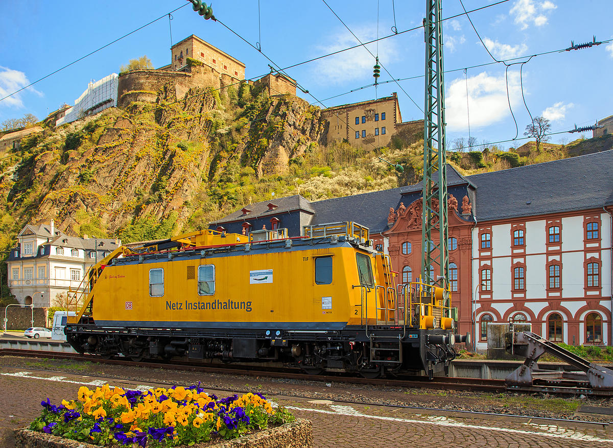 
Das Tunnelinstandhaltungsfahrzeug (TIF) 705 001-6   Glück auf Barbara  der DB Netz AG ist am 09.04.2016 im Bahnhof Koblenz-Ehrenbreitstein, unterhalb der Festung Ehrenbreitstein abgestellt. 

Das Tunnelinstandhaltungsfahrzeug, übrigens lange das einzige Fahrzeug dieser Baureihe, es wurde 1992 von Plasser & Theurer unter der Fabriknummer 2454 gebaut. Ab 2016 kamen dann 2 Fahrzeuge der BR 750.1 (TIF) und 4 (weitere sollen folgen) der BR 750.2 (MZF-Mehrzweckfahrzeug bzw. auch teils als MISS-Multifunktionales Instandhaltungsfahrzeug Streckeninfrastruktur bezeichnet) hinzu. So besteht die Baureihe nun aus drei Unterbaureihen (750.0, 750.1 und 750.2), wobei die neuen Fahrzeuge ganz anders aufgebaut sind.

Das Fahrzeug hat ein begehbares Dach, Arbeits- bzw. Begutachtungsplattformen an den Wagenenden, Hubdrehbühne, Kran und entsprechende Lampen zur Ausleuchtung der Tunnel. Der Hubsteiger erreicht eine Ausladung von ca. 8,5 m (11 m über SOK) bei einem Schwenkbereich von 400°. Es kann so jeder Punkt der Tunnelleibung erreicht werden. Der Kran hat eine Hubkraft von 51 kNm, 

Die Fahrzeug-Raumaufteilung ist wie folgt: Mehrzweckraum und Führerstand 2 mit Sozialraum für Begleitpersonal zum Wohnen, Kochen, Schlafen, Büroraum zur Auswertung der Befunde, Aufenthaltsraum für den Untersuchungstrupp, Nasszelle mit Dusche und WC und dem Führerstand 1.

Zum Antrieb hat es zwei unterschiedliche Dieselmotoren:
Der Fahrmotor für die Eigenfahrt (Hg max. 120 km/h) ist ein luftgekühlter KHD V12-Zylinder-Dieselmotor mit Abgasturbolader vom Typ BF 12L513C mit 383 kW Leistung.
Der Arbeitsmotor (für Energieversorgung in Arbeitsstellung und Geschwindigkeiten von v= 5-7 km/h) ist ein langsam laufender luftgekühlter KHD V4-Zylinder-Dieselmotor mit Abgasturbolader vom Typ BF 4L1011T mit 44 kW Leistung. Er ist schadstoffarm und hat Rußfilter, was bei Tunnelarbeiten wohl von Vorteil ist.

Das Fahrzeug besitzt je ein Trieb- und ein Laufdrehgestell mit hydromechanischem Fahrantrieb. Ein Drehstromgenerator 220/380 V wird hydrostatisch vom jeweils genutzten Motor angetrieben.

Weitere TECHNISCHE DATEN:
Gebaute Anzahl (BR 750.0): 1
Hersteller: Plasser & Theurer
Spurweite: 1.435 mm (Normalspur)
Achsformel: Bo'2'
Länge über Puffer: 15.920 mm
Drehzapfenabstand: 9.500 mm
Achsstand im Drehgestell: 1.800 mm
Höhe über SO: 4.485 mm
max. Breite: 3.100 mm
Raddurchmesser: 840 mm (neu)
Gesamtgewicht: 52 t
Fahrmotor:  luftgekühlter KHD V12-Zylinder-Dieselmotor mit Abgasturbolader vom Typ BF 12L513C mit 383 kW Leistung.
Höchstgeschwindigkeit (Hg): 120 km/h (geschleppt 140 km/h) 
Zul. Anhängelast: 50 t
Zur Mitfahrt zugel. Personen: 10 
