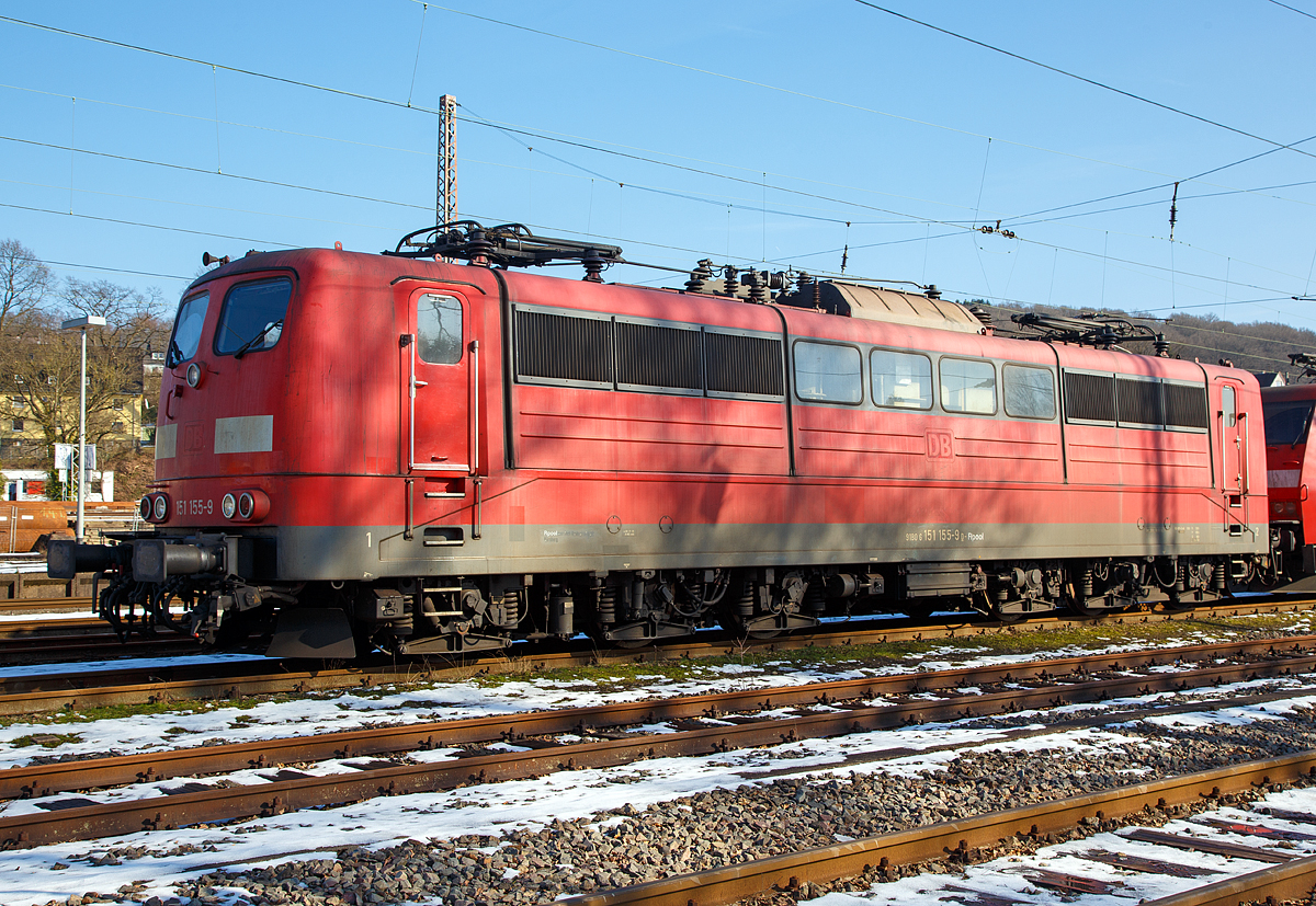 
Das verstehe wer will....
Man hat eigentlich zu wenige Loks,  verkauft 200 Lok und mietet oder least sie wieder.

Hier ist am 18.02.2018 die an die DB Cargo AG vermietete Railpool 151 155-9 (91 80 6151 155-9 D-Rpool), ex DB Cargo 151 155-9, in Kreuztal abgestellt.

HINTERGRUND (Wie Fachmagazinen in der Branche zu lesen):
Danach wurden je 100 sechsachsige elektrische Altbau-Lokomotiven der Baureihen 151 und 155 an ein Konsortium aus dem Lokvermieter Railpool (Tochter des US-Investors Oaktree) und dem japanischen Industriekonzern Toshiba verkauft. Die Mehrheit wird Railpool halten. DB Cargo beabsichtigt, 100 Loks von Railpool wieder zu mieten. Die anderen Maschinen werden dem freien Markt angeboten. 

Der Verkauf der alten Fahrzeuge soll die Verschuldung der DB-G�terbahntochter kurzfristig verringern. Die H�he des Verkaufspreises ist nicht bekannt. Fr�heren Medienberichten zufolge, sollte dieser jedoch bei ca. 70 Millionen Euro liegen.

Zudem haben die DB Cargo und Toshiba eine  Technologiepartnerschaft abgeschlossen:
DB Cargo hat mit Toshiba, einem der f�hrenden asiatischen Lieferanten im Bereich der Schienenfahrzeugtechnik, eine Technologiekooperation geschlossen. Diese beinhal�tet eine Machbarkeitsstudie f�r die gemeinsame Entwicklung und den anschlie�enden Erwerb von zun�chst 100 neuen Hybrid-Lokomotiven durch DB Cargo. Die Hybridfahrzeuge werden als Nahbereichs-Lokomotiven eingesetzt und erm�glichen neben einem deutlich geringeren Dieselverbrauch und niedrigeren Instandhaltungskosten eine h�here durchschnittliche Flottenverf�gbarkeit. Erste Testfahrzeuge werden voraussichtlich Ende 2019 zur Verf�gung stehen. �ber den Kaufpreis wurde Stillschweigen vereinbart.          

Gleichzeitig ist Toshiba Mitglied eines Partnerkonsortiums unter F�hrung des M�nchner Lokvermieters Railpool (Tochter der Investunternehmen OAK�TREE und GIC), welches �ltere G�terlokomotiven der Baureihen 151 und 155 der DB Cargo AG in einen Fuhrpark �bernimmt und anschlie�end im Rahmen eines Kapazit�tsmietmodells anbietet. Dieser 200 Lokomotiven umfassende Fuhrpark gibt DB Cargo die Chance, je nach Auftragslage effizient Lokomotivkapazit�ten zu mieten.

„Ziel ist es, gemeinsam mit Toshiba den Lieferantenmarkt f�r G�terlokomotiven und Komponenten weiterzuentwickeln. DB Cargo erh�lt Zugang zu Zukunftstechnologien, die auf dem hiesigen Markt derzeit in der Form nicht verf�gbar sind. Im Gegenzug unters�t�tzen wir als gr��te europ�ische G�terbahn Toshiba beim Markteintritt – eine klassische Win-Win-Situation“, so J�r�gen Wilder, Vorstandsvorsitzender von DB Cargo (Quelle Handelsblatt).

Damit hat die G�terbahn auch erstmalig im Feld des Fahrzeugmanagements einen Markt f�r Gebrauchsloks geschaffen, der es erm�glicht, kurzfristig und flexibel Lokkapazit�ten anzumieten. Die Instandhaltung dieser Fahrzeuge liegt weiterhin bei der Deutschen Bahn.

Mit einem Durch�schnittsalter von 40 Jahren hat die Rangierlokflotte von DB Cargo ihre maximale Nutzungsdauer bald erreicht. DB Cargo setzte daher schon fr�hzeitig auf innovative Hybridtechnologien, um den Ersatzbedarf zu decken und zudem fr�hzeitig eigene Kompetenzen in Instandhaltung und Wartung aufzubauen. Wobei es diese Entwicklungen ja bereits auf dem deutschen Markt, mit der BR 1001 und BR 1002 (Alstom H3 - Hybrid) gibt.

Durch den R�ckzug vieler europ�ischer Hersteller ist die Innovationskraft im Schieneng�terverkehr r�ckl�ufig und der Wettbewerb gering. Bisher ist es den asiatischen Technologief�hrern jedoch noch nicht gelungen, sich im europ�ischen Markt zu etablieren. Das liegt vor allem an der fehlenden Erfahrung im Betrieb in Europa, den komplizierten Zulassungsverfahren und fehlenden Partnern. Diese H�rden will DB Cargo in Kooperation mit Toshiba �berwinden, um den europ�ischen Markt f�r Schienenfahrzeugtechnik zukunftsf�higer zu machen.
