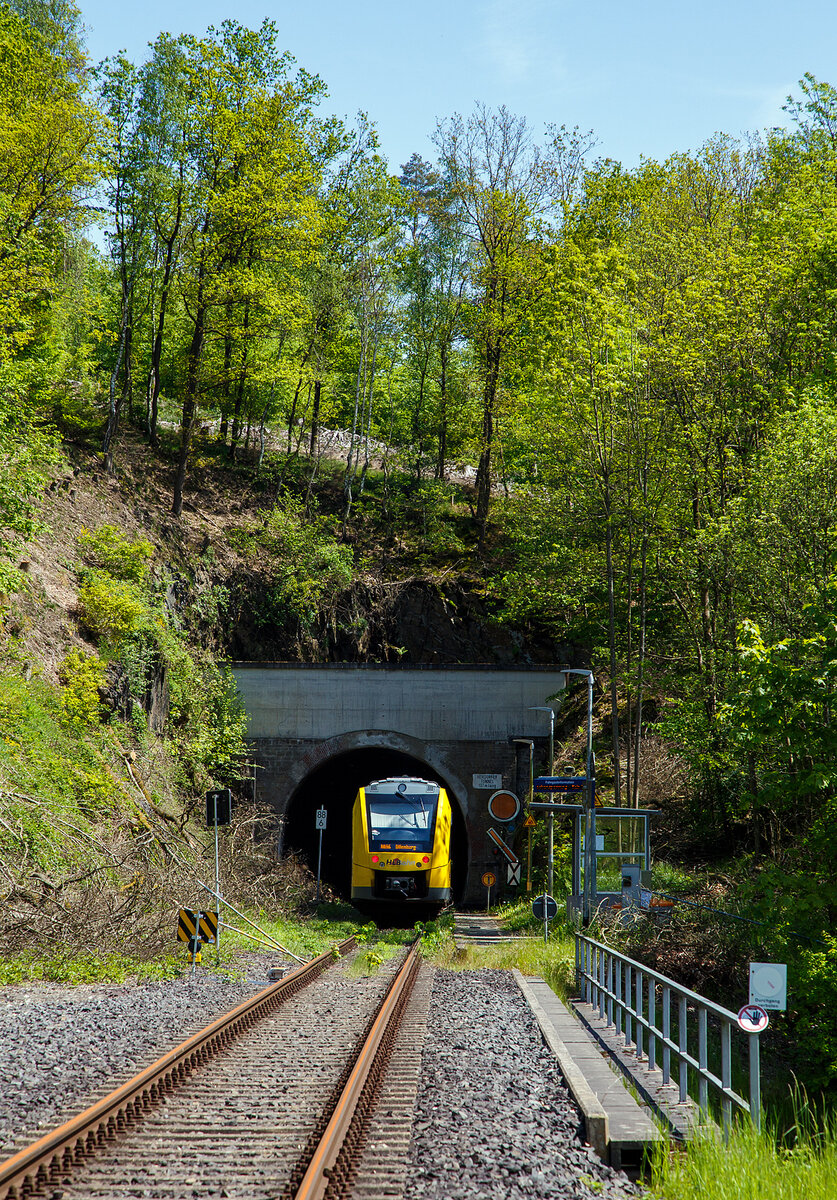 Das Vorsignale (Vr) zeigt Signal Vr 2 „Langsamfahrt erwarten“...
Nun verlässt am 19.05.2023 der VT 502 (95 80 1648 102-9 D-HEB / 95 80 1648 602-8 D-HEB) ein Alstom Coradia LINT 41 der neuen Generation der HLB (Hessische Landesbahn GmbH), als RB 96  Hellertalbahn  nach Dillenburg, den Haltepunkt Königsstollen und fährt durch den 137 m langen Herdorfer Tunnel. Nächster Halt ist dann der Bahnhof Herdorf.