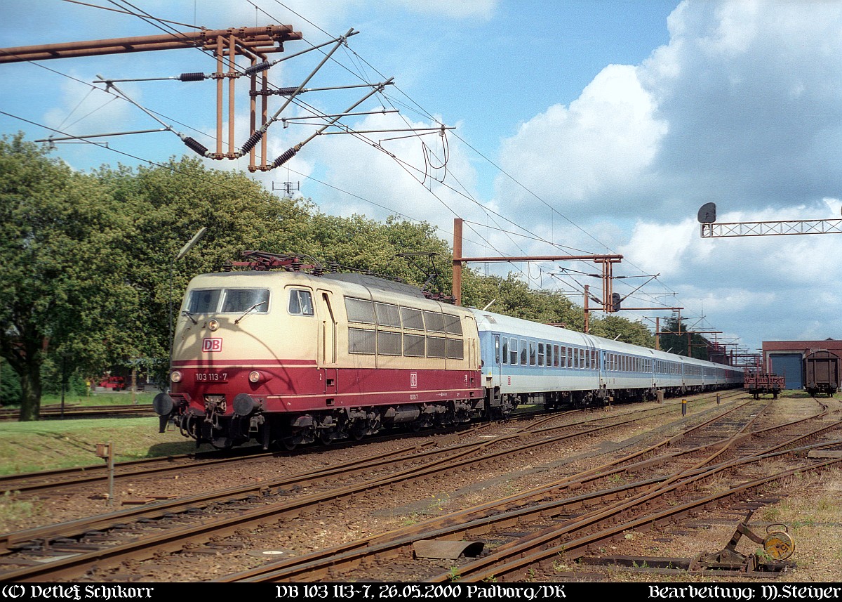 Das waren noch Zeiten: DB 103 113-7 steht hier mit einem InterRegio im dänischen Grenzbahnhof Pattburg/Padborg, DK abfahrbereit Richtung Flensburg. 26.05.2000(DigiScan 001)