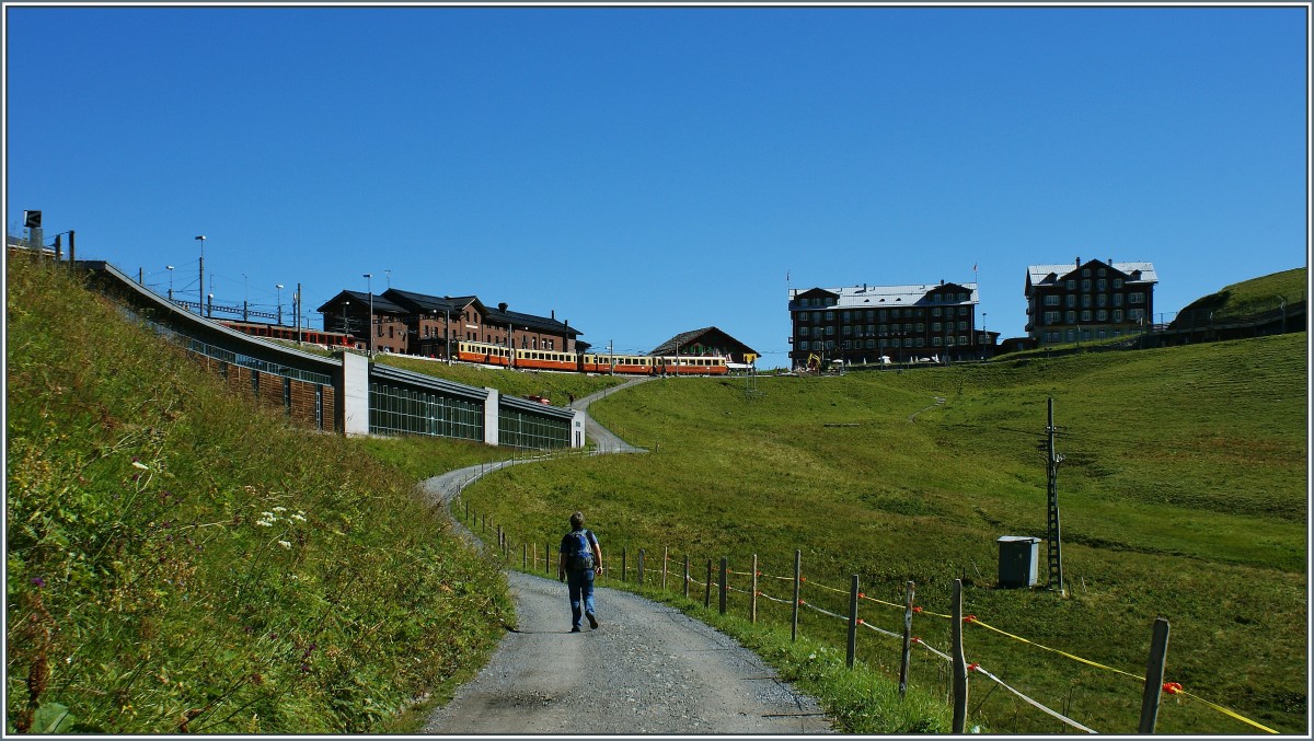Das Ziel fest im Auge l�uft der Wanderer auf die kleine Scheidegg zu.
(21.08.2013)