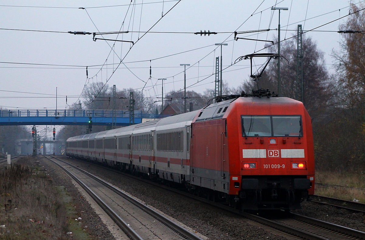 DB 101 009-9 schiebt ihren IC mit ordentlichem Tempo durch Tostedt gen Hamburg. 29.11.2014